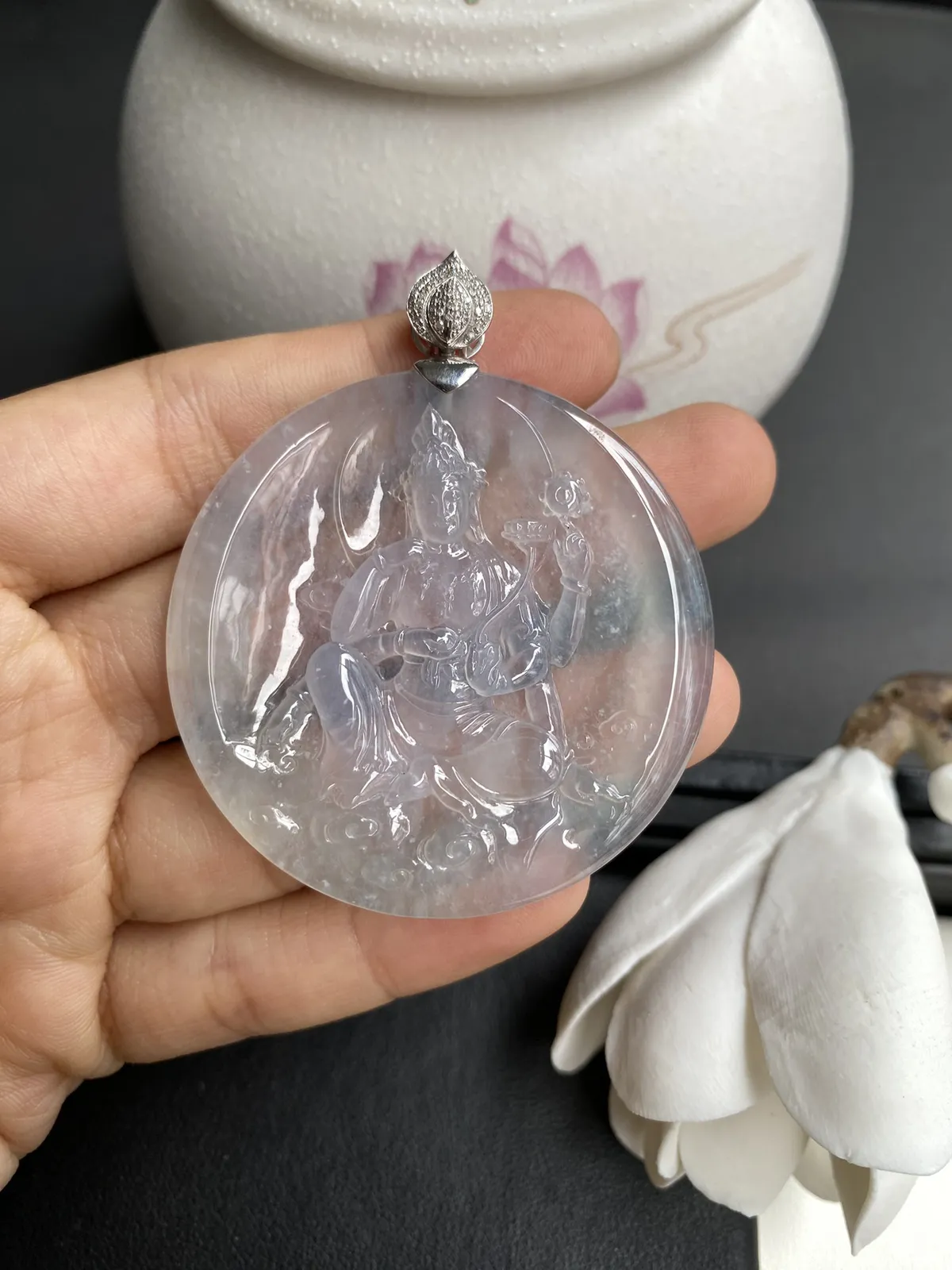 老坑冰种-如意轮观音，种老冰莹透亮起光，裸石51x6mm，自然光随手拍，雕工精湛形态优美，背面一刀切无调水，豪华设计款金扣，上身效果大气上档次