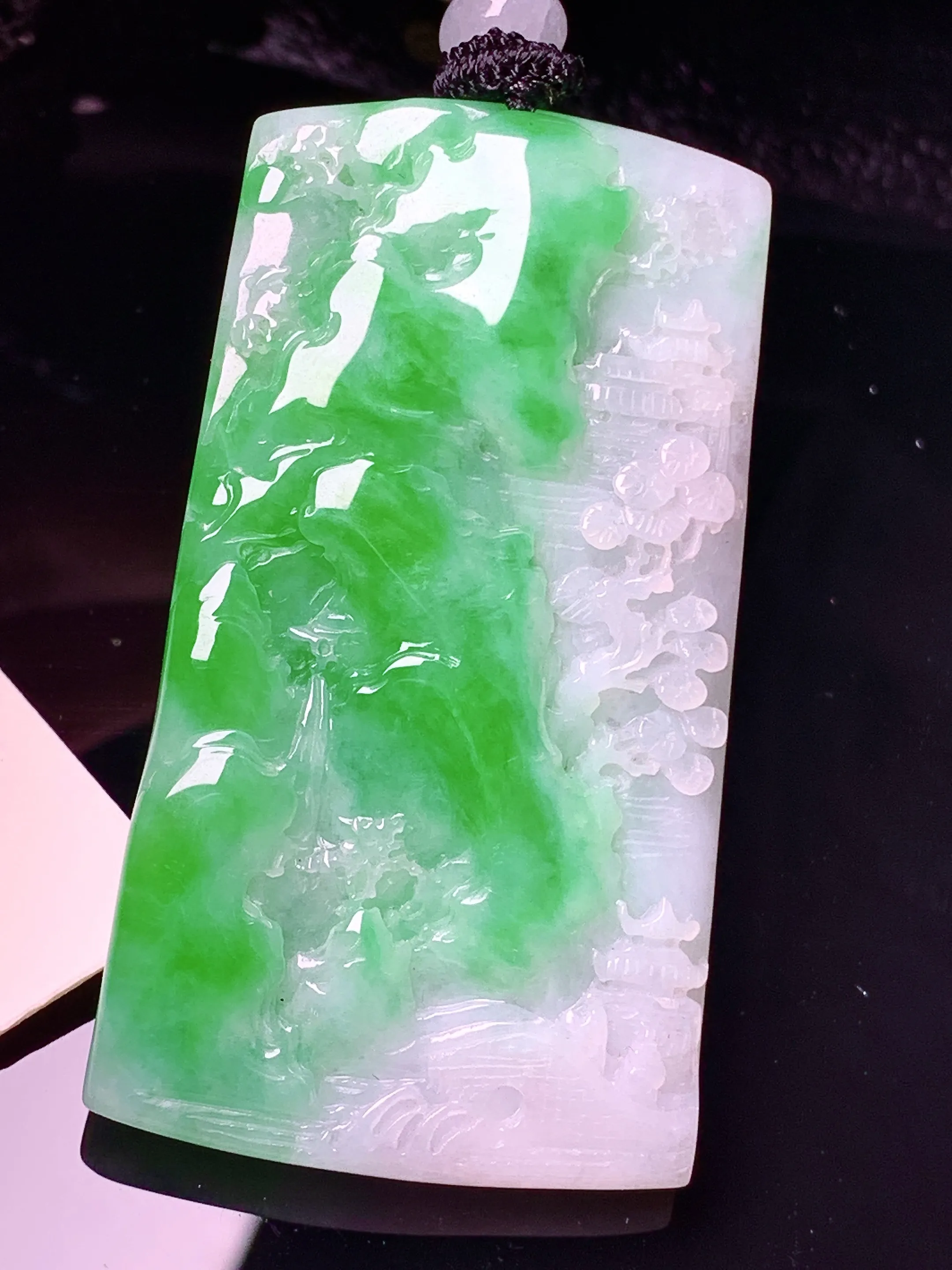 飘绿山水牌子吊坠 玉质细腻 水润亮眼 色泽艳丽 整体尺寸55*30*5.6