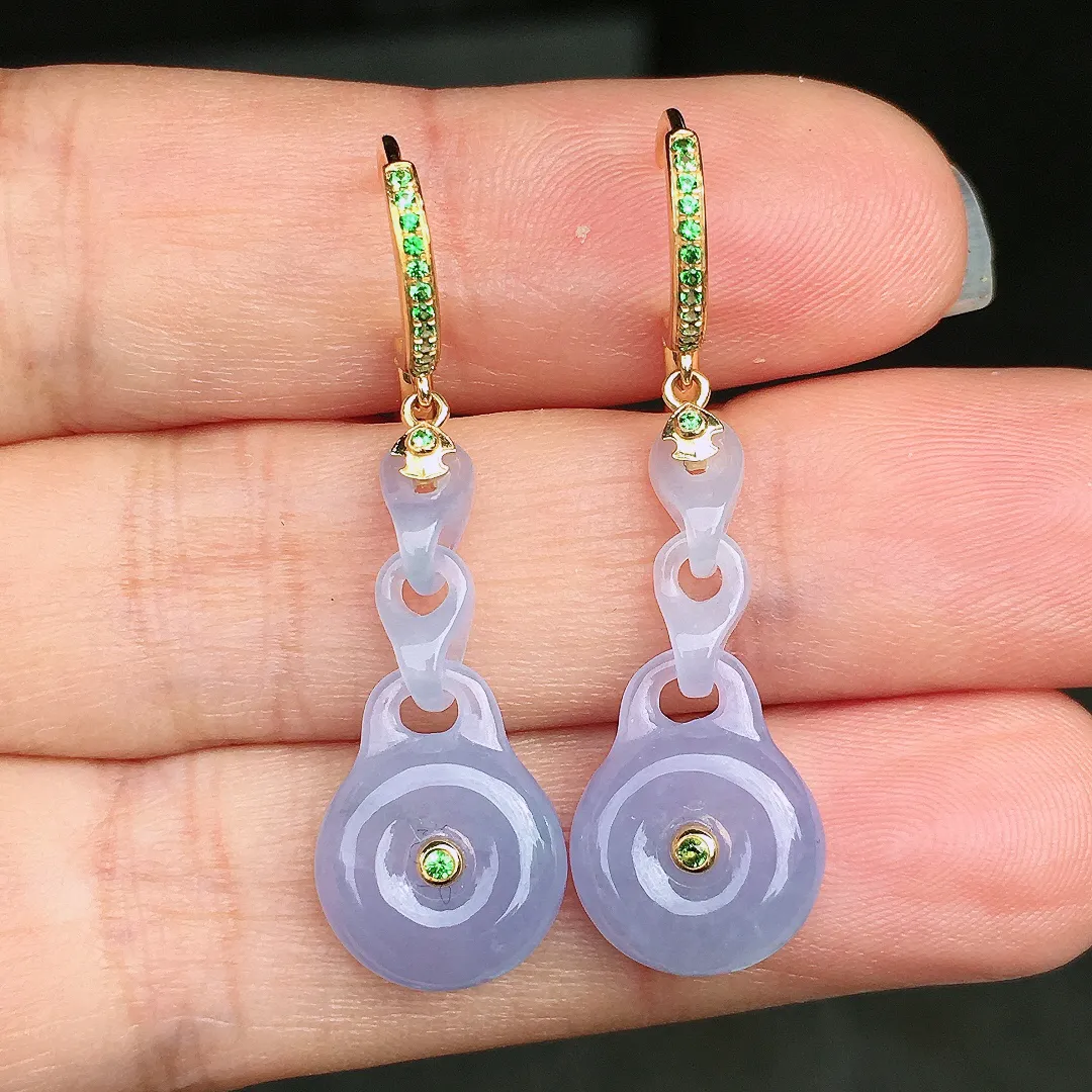 紫罗兰平安扣耳坠，色泽均匀艳丽，玉质细腻，荧光感超
强，饱满圆润，尽显优雅气质，18k
金豪华镶嵌