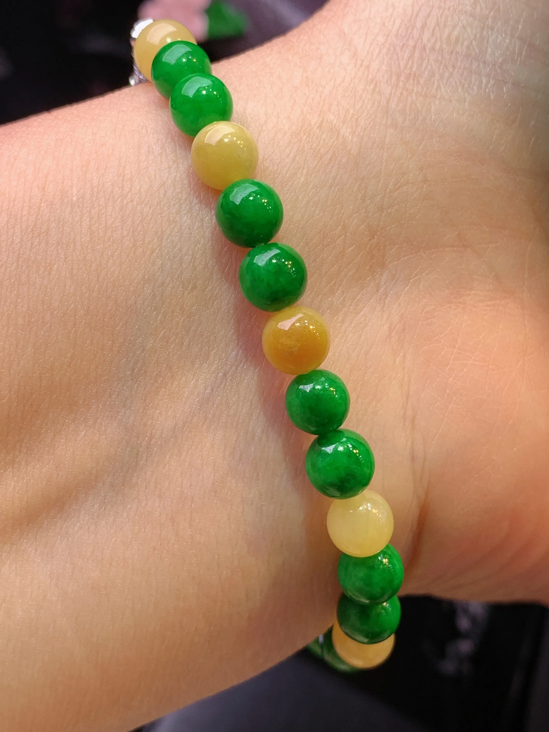 黄绿圆珠手链 玉质细腻 水润亮眼 色泽艳丽 整体尺寸5.8