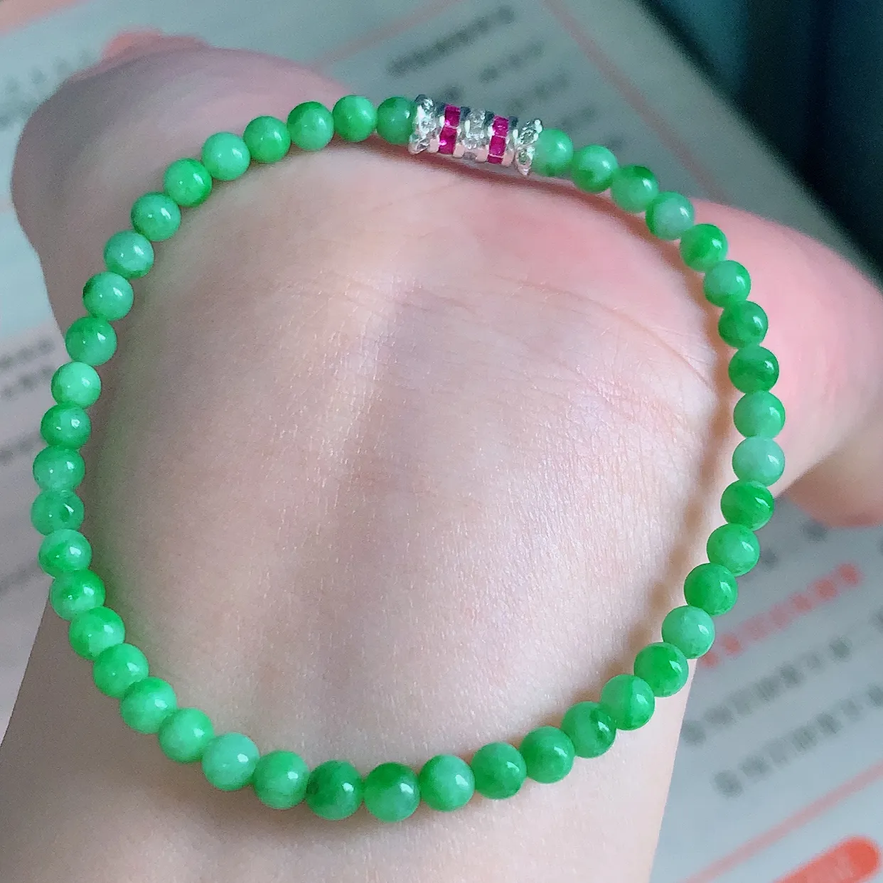 自然光实拍   冰润满绿翡翠手串手链，款式新颖，佩戴效果时尚出众 尽显气质，玉质细腻，美感十足 #004.1取一尺寸4mm