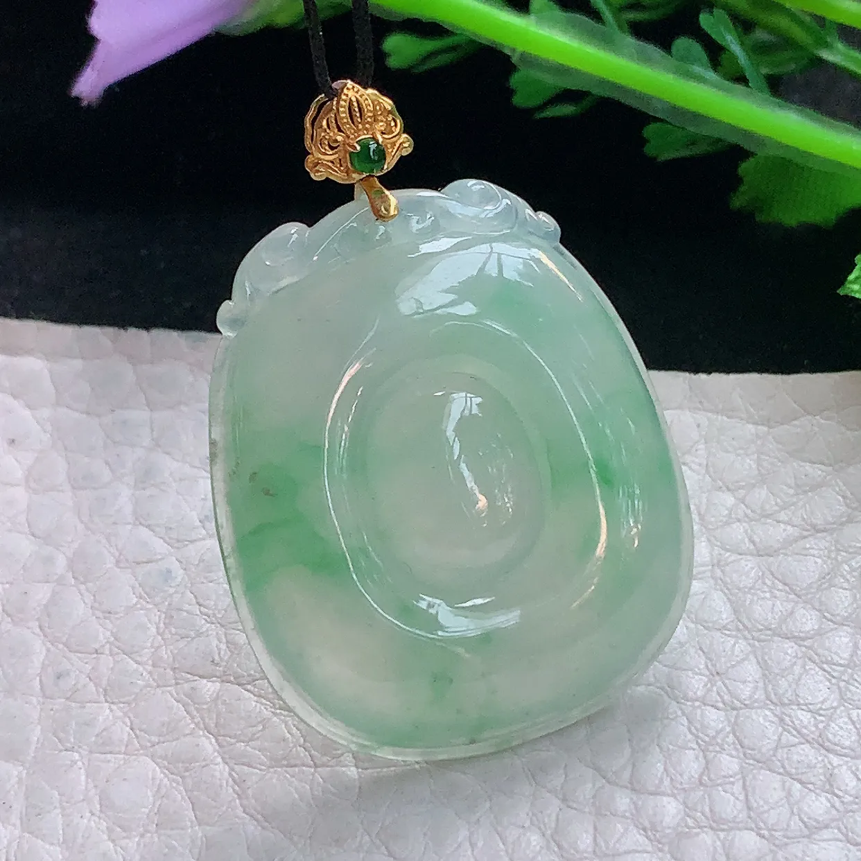 x54自然光33.8*28*5.8精美翡翠a货冰绿福贝玉吊坠 玉挂件