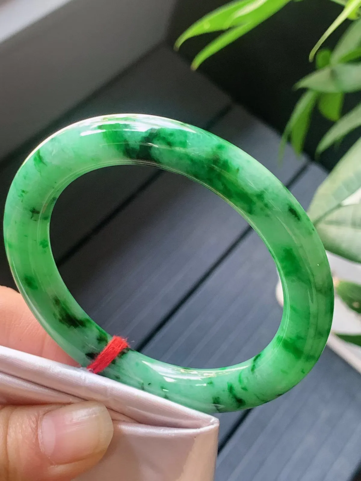 【翡翠名称】老种冰飘绿花55.4圈口圆条手镯
【翡翠尺寸】55.4/9.3/9.8mm适合55-57.8正圈口佩戴
【翡翠描述】宝贝种老水足，玉质细腻，色泽靓丽，性价比高，佩戴效果好！
【其它赠送】权威证书/精美挂绳盒子/支持全国复检