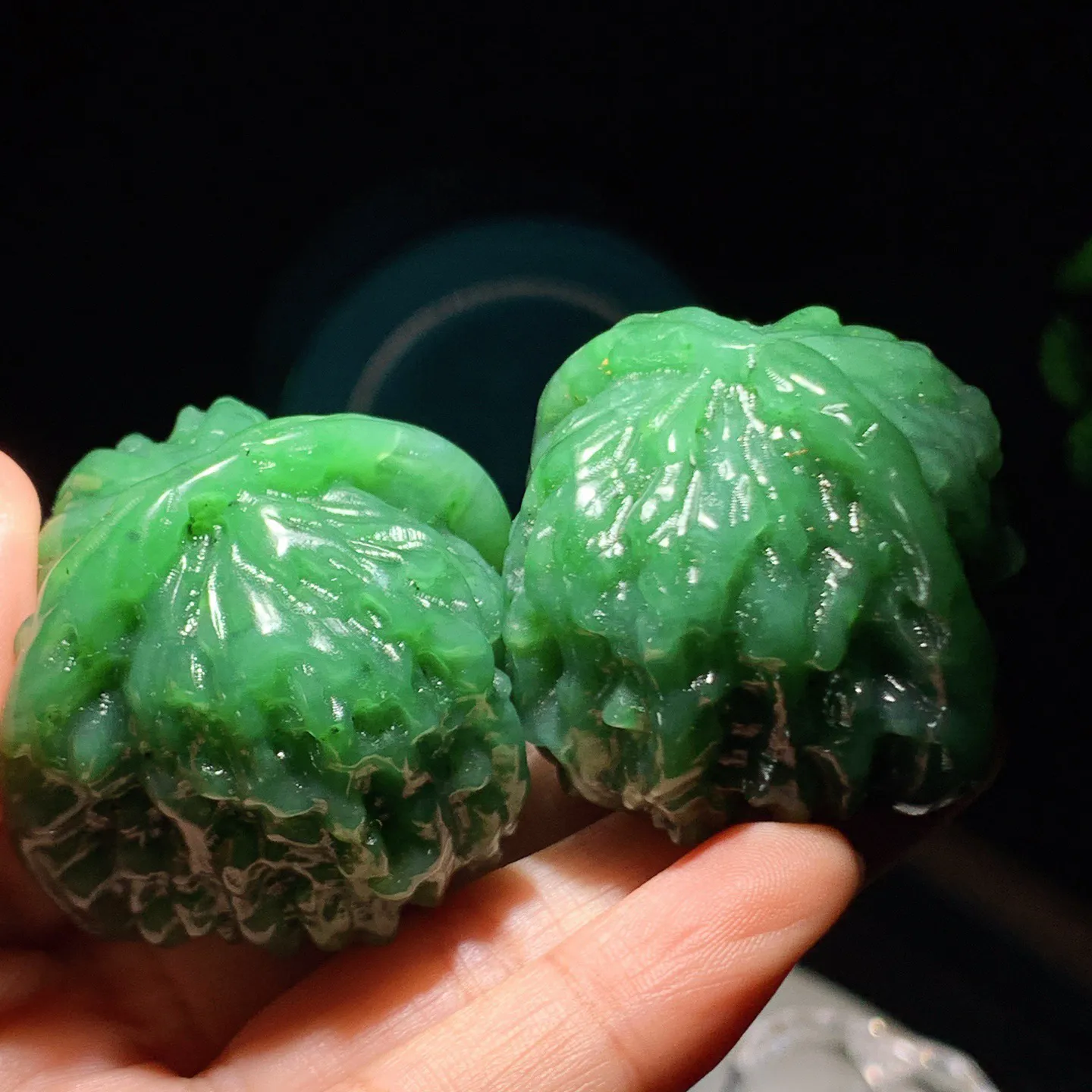 和田玉阳绿俄罗斯碧玉大权在握核桃把件。尺寸37/44重170.5克。玉质细腻油润。手推出油。佩戴高端典雅。lt251213