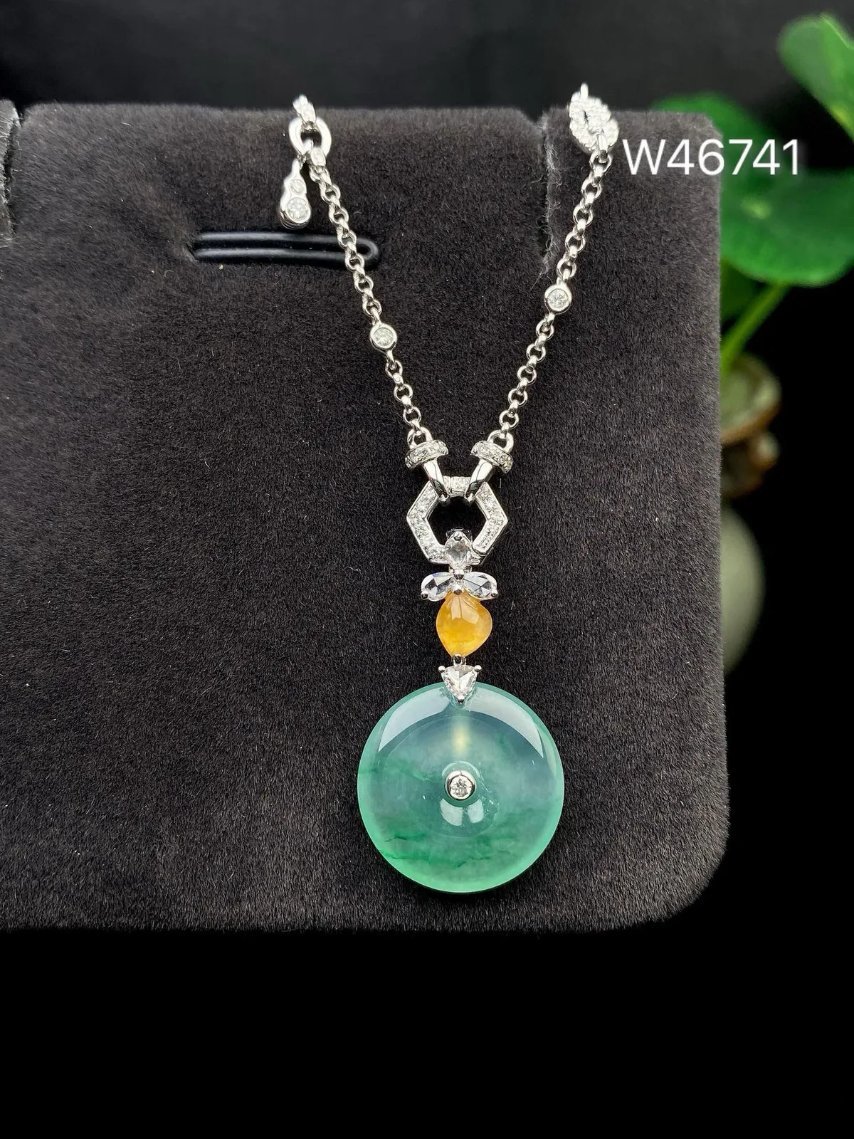 【冰种飘绿平安扣】质地非常细腻，冰润十足，种老冰透，18k金钻镶嵌，裸石尺寸14.5*2.6毫米，收