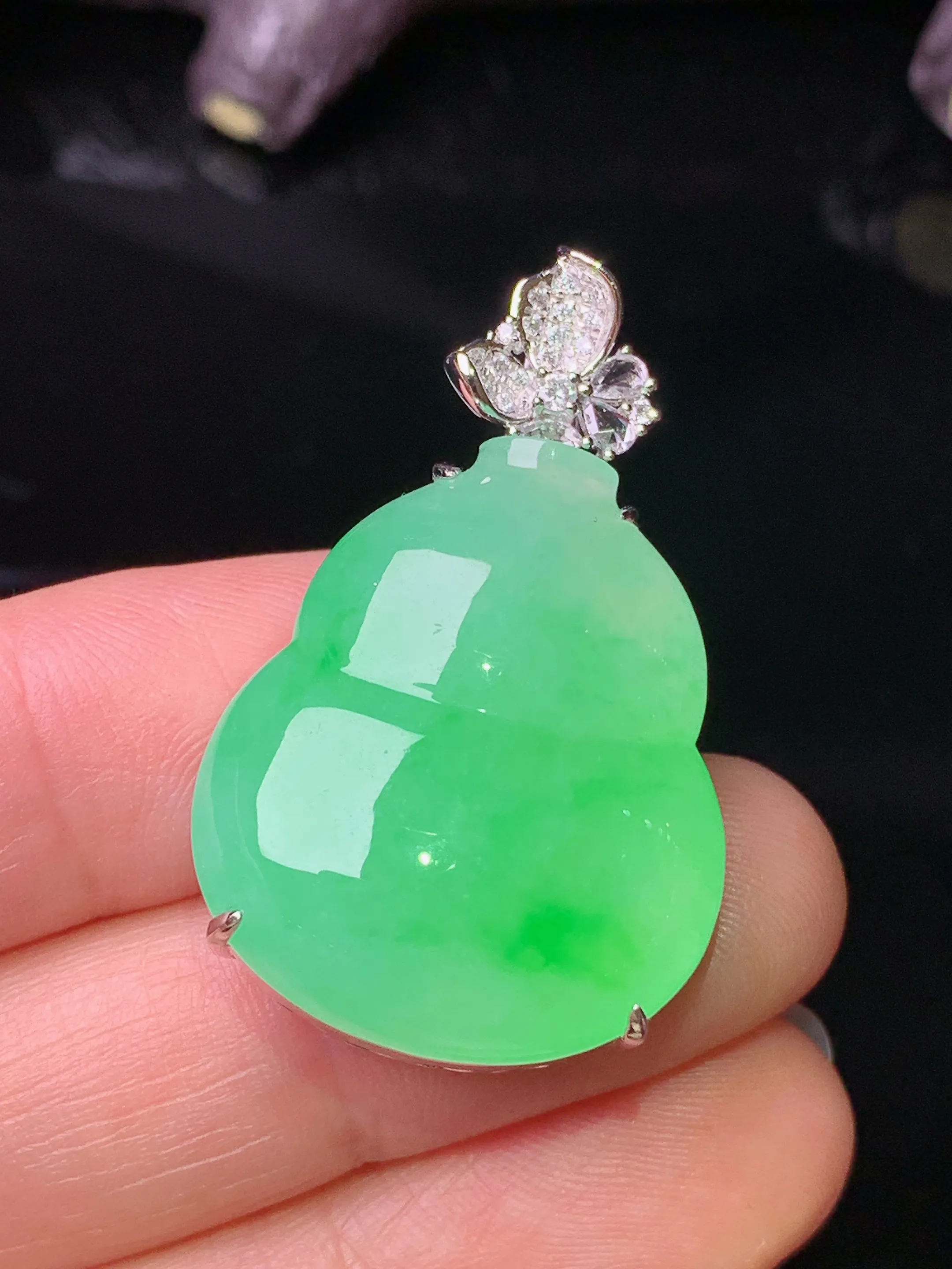 18k金钻镶嵌翠绿葫芦吊坠 玉质细腻 水润亮眼 色泽艳丽 整体尺寸35.2*21.5*10.2