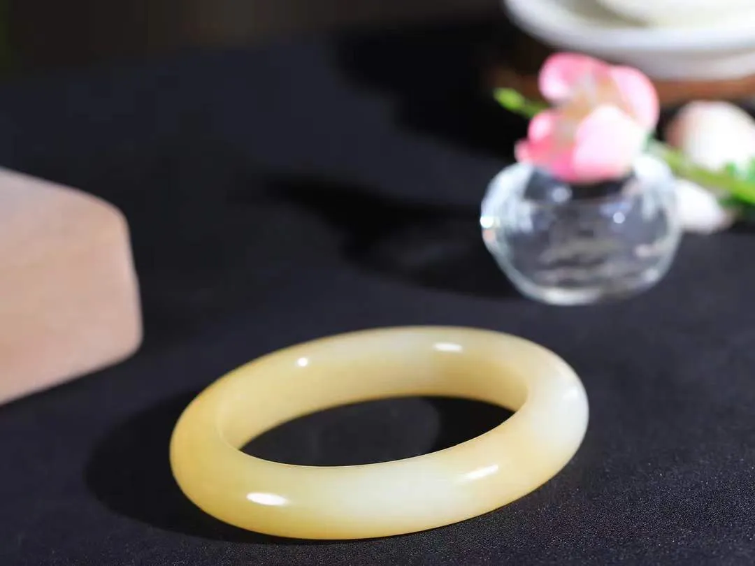 【情有独钟.手镯】

精品和田玉糖白玉手镯 玉质温润细腻 油性十足 手感舒适，高华雅逸，线条流畅，简约大气，美自天成，素雅高贵。佩戴于腕间，婉约之美，举手投足间透出那低调奢华。重63.8克 内径54.5mm 尺寸12.5-10.3mm   FDL-79126751