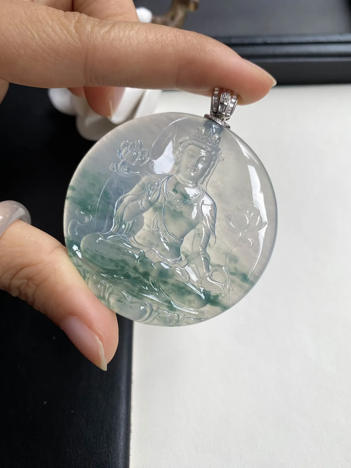 林佳裕作品-持莲观音，裸石54x6.2mm，雕工精湛，质地细腻