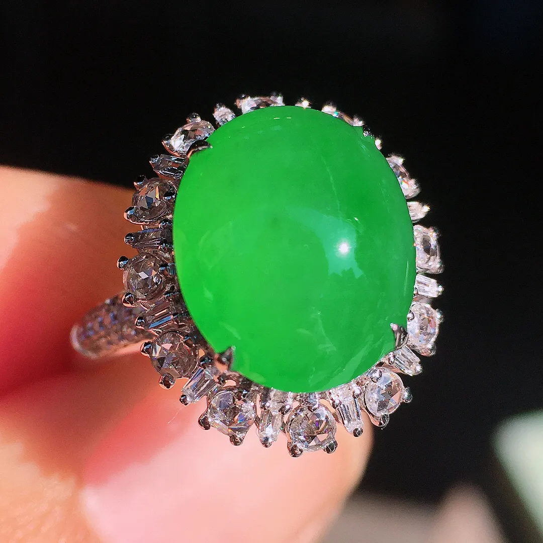 阳绿蛋面戒指，色泽均匀艳丽，玉质细腻，荧光感超
强，饱满圆润，尽显优雅气质，18k
金豪华镶嵌