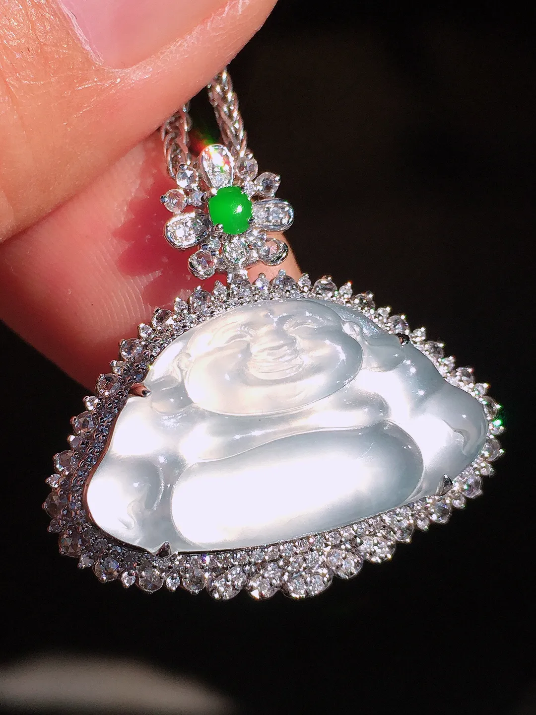 冰种佛公吊坠，玉质细腻，荧光感超
强，饱满圆润，尽显优雅气质，18k
金豪华镶嵌