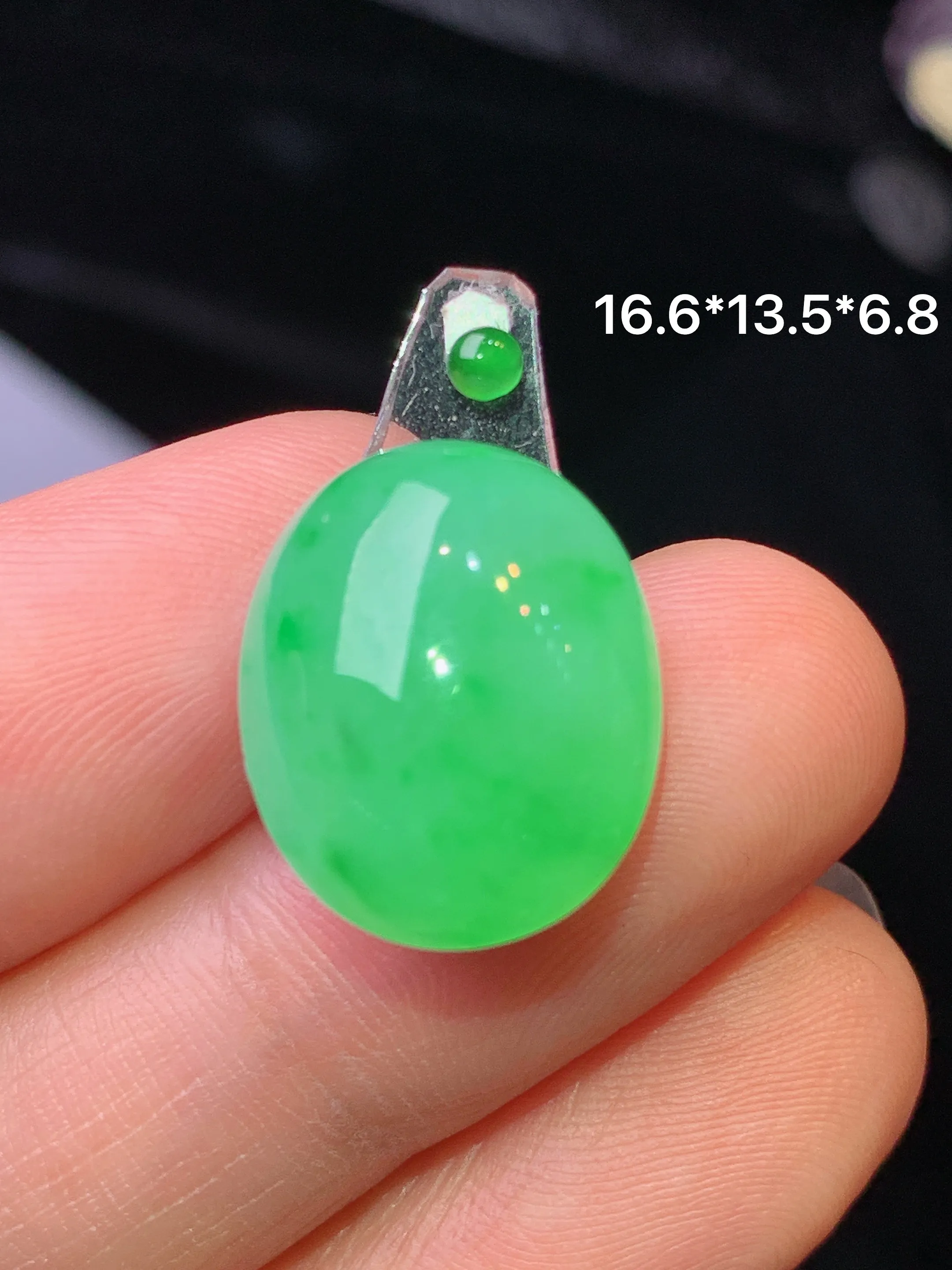 镶嵌款 翠绿蛋面吊坠 玉质细腻 水润亮眼 色泽艳丽 整体尺寸16.6*13.5*6.8
