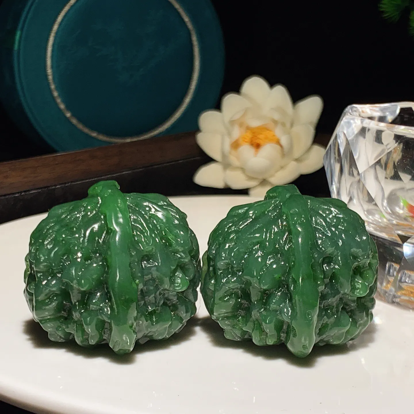 和田玉阳绿俄罗斯碧玉大权在握核桃把件。尺寸37/44重170.5克。玉质细腻油润。手推出油。佩戴高端典雅。lt251213