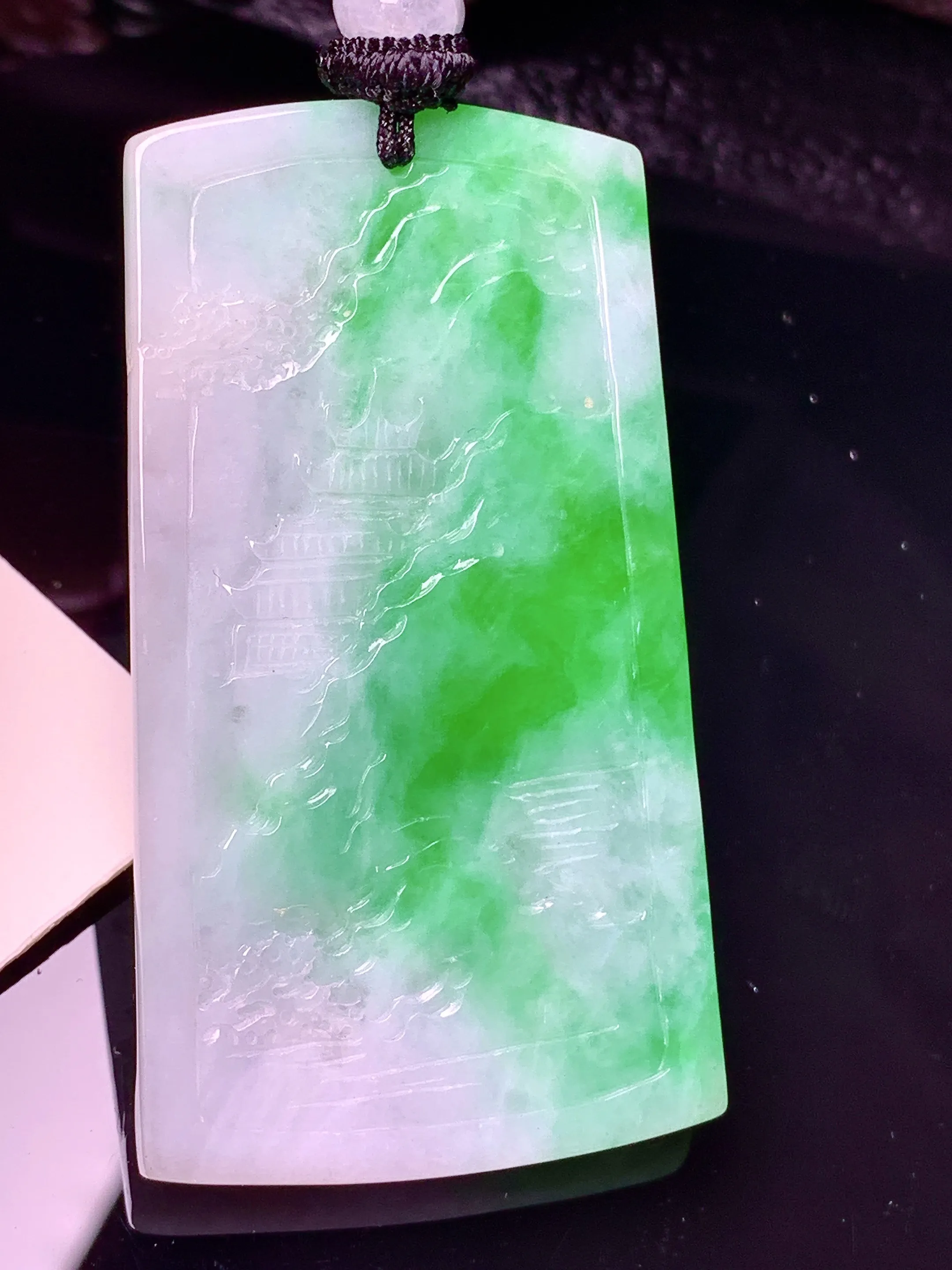 飘绿山水牌子吊坠 玉质细腻 水润亮眼 色泽艳丽 整体尺寸55*30*5.6