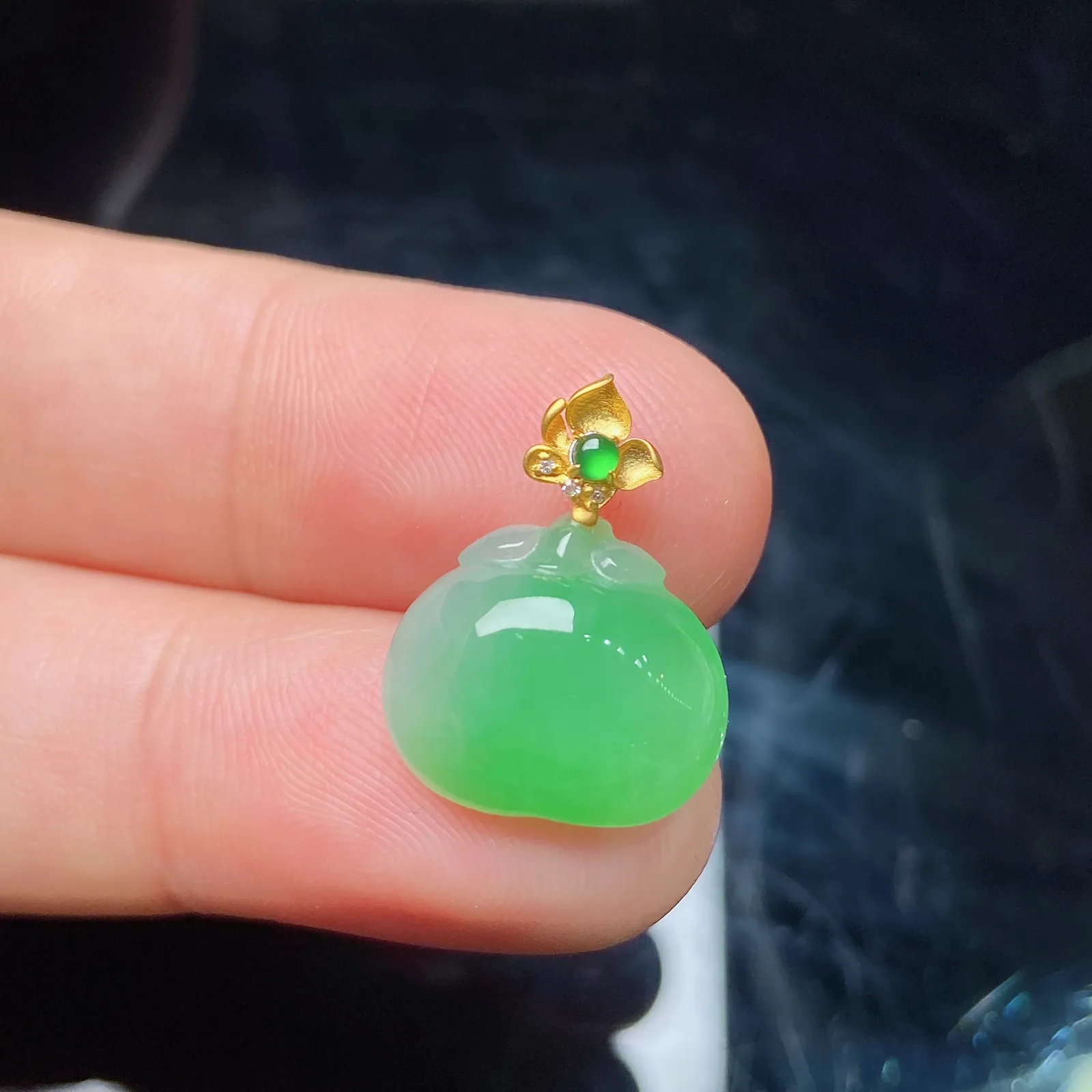 冰飘绿苹果吊坠，18k金扣头，冰润细腻，色阳，种水足，001 尺寸18.1*13.8*5.8