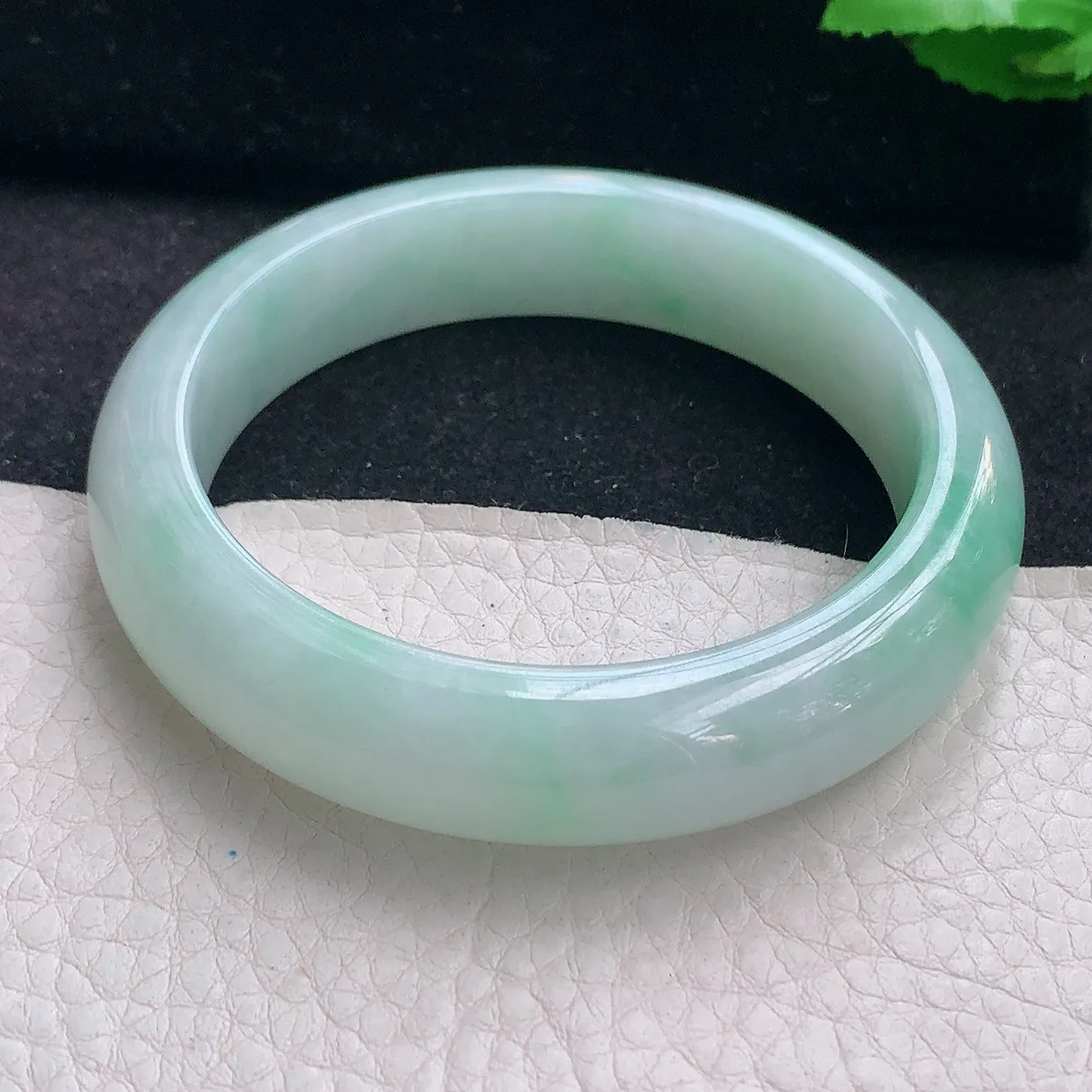 js自然光56*13.5*8.6平安镯 翡翠a货玉手镯飘绿宽边珠宝玉手环