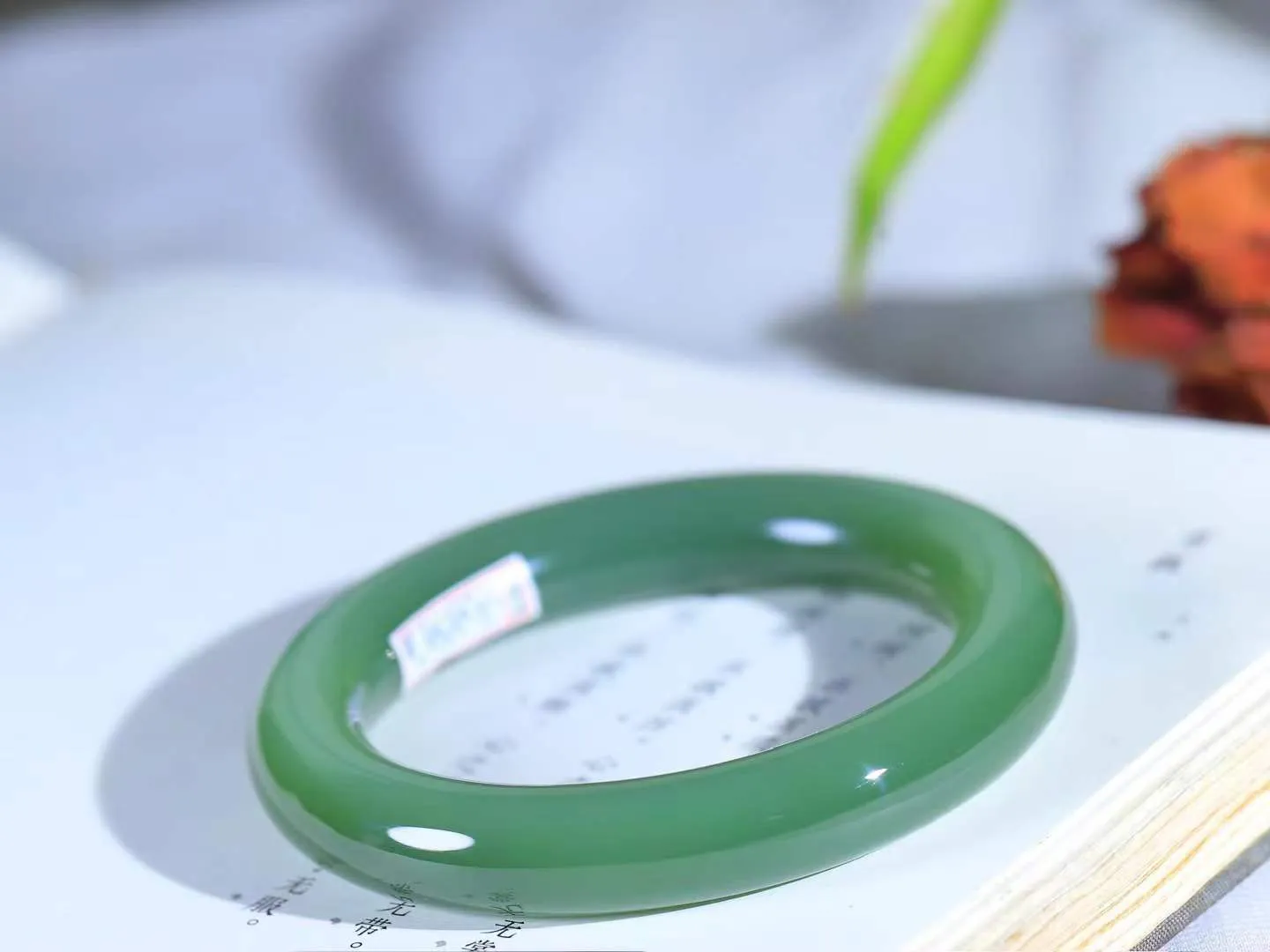 【碧色荡漾·手镯】

收藏级传家臻品和田玉碧玉猫眼手镯，玉质细腻温润，手感舒适，️线条流畅，简约大气，美自天成，佩戴于腕间，婉约之美，举手投足间透出那份低调奢华，醉人心扉。重65.32克  内径圈口54mm  尺寸11.6-11.5mm  FDA-661201233