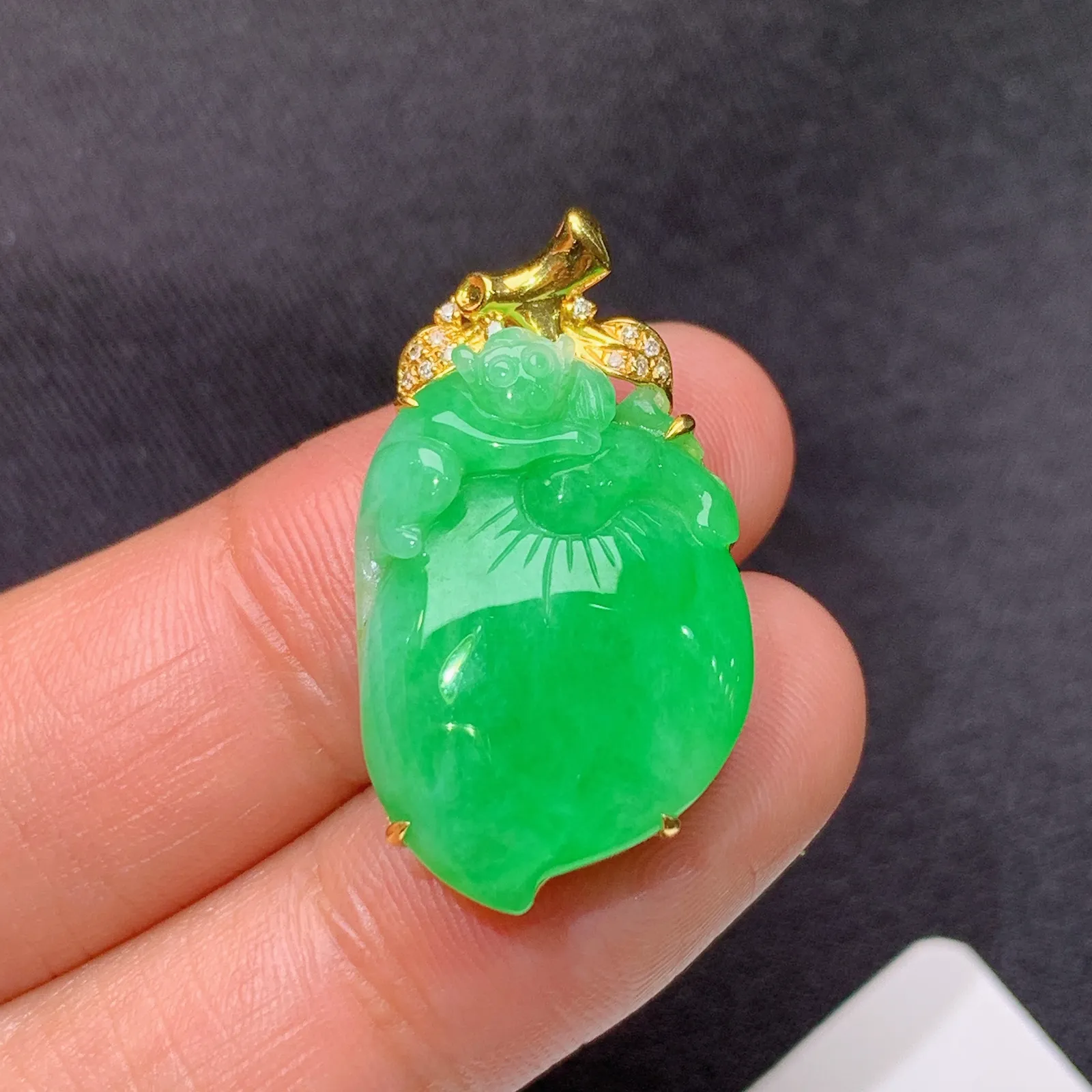 阳绿寿桃吊坠，灵猴献瑞，18k金镶嵌，冰润色阳，玉质细腻，种水足，尺寸27.5*15.4*6.2