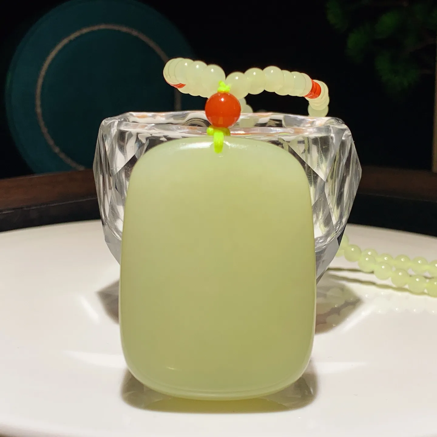 新疆和田玉若羌黄口料平安无事牌挂件。尺寸50/37/15重91克。玉质细腻油润。手推出油。佩戴高端典