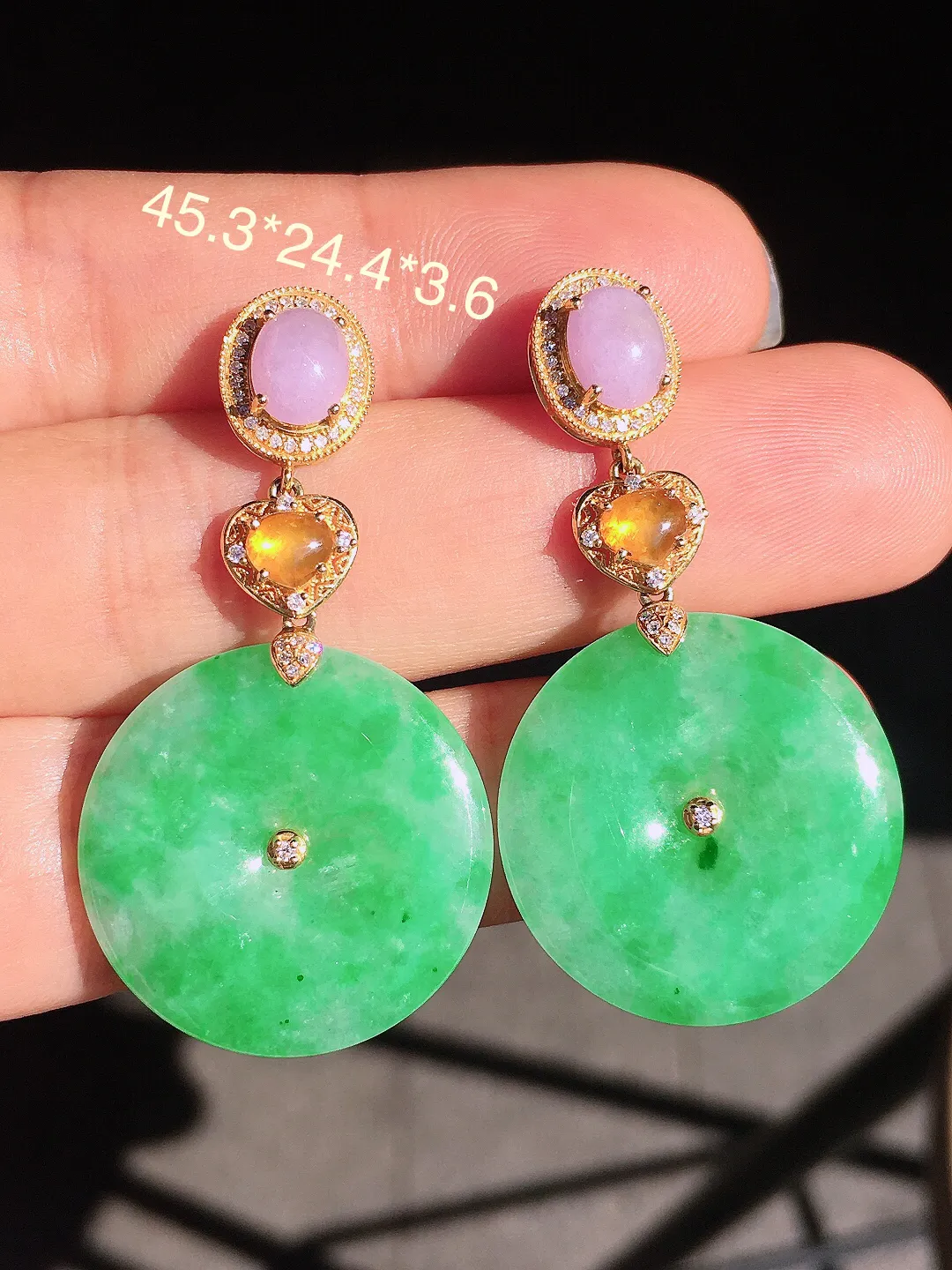 阳绿平安扣耳坠，色泽均匀艳丽，玉质细腻，荧光感超
强，饱满圆润，尽显优雅气质，18k
金豪华镶嵌