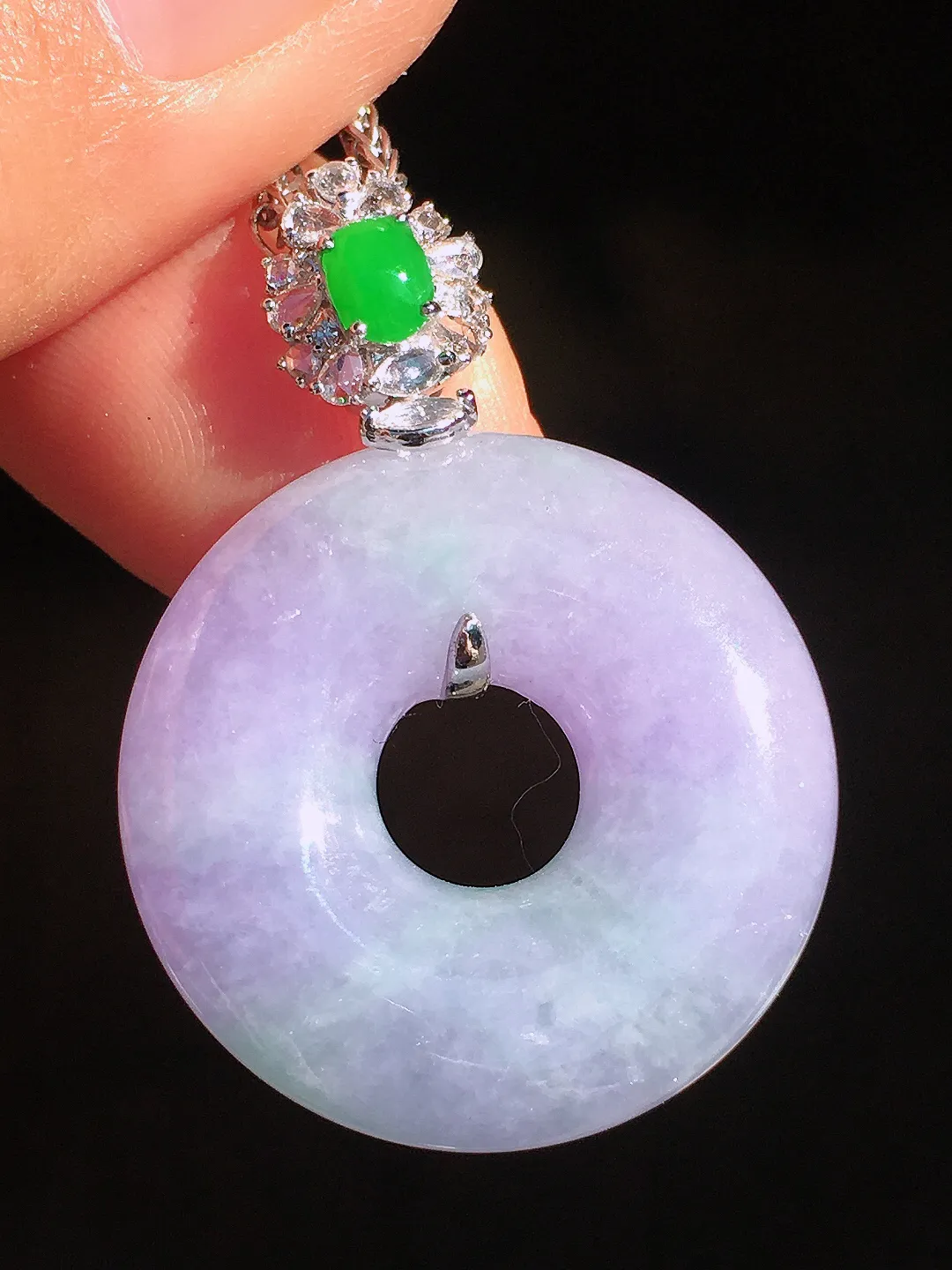 春彩平安扣吊坠，色泽艳丽，玉质细腻，荧光感超
强，饱满圆润，尽显优雅气质，18k
金豪华镶嵌