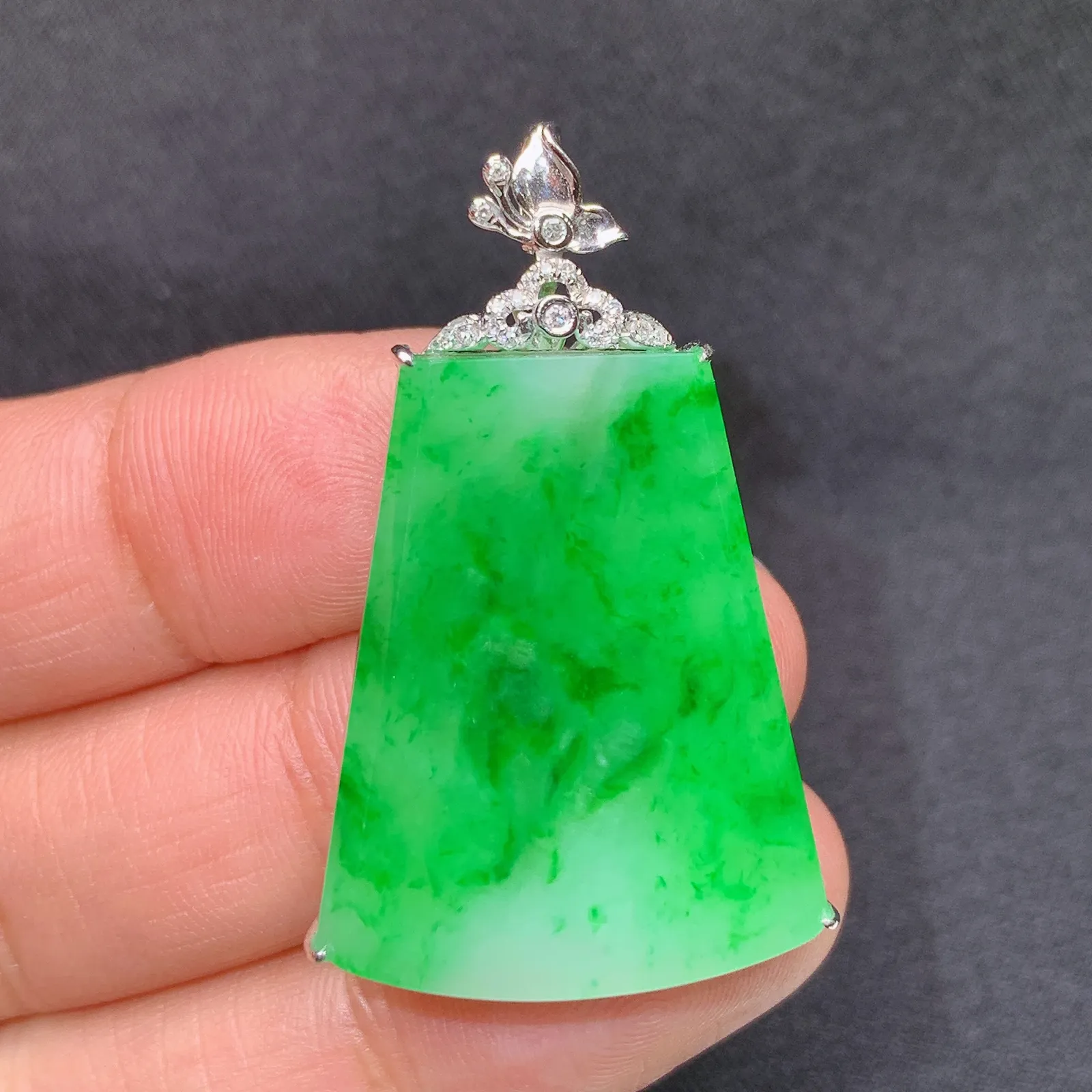 阳绿无事牌吊坠，18k金镶嵌，冰润色阳，种老水足 Xyg 尺寸38.1*23.8*5.7