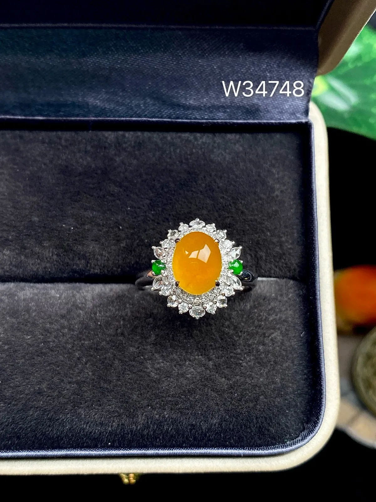 【冰种黄蛋戒指】种水上乘，晶莹剔透，纯净通透，18k金钻精美镶嵌，裸石尺寸8.6*6.7*4.3毫米