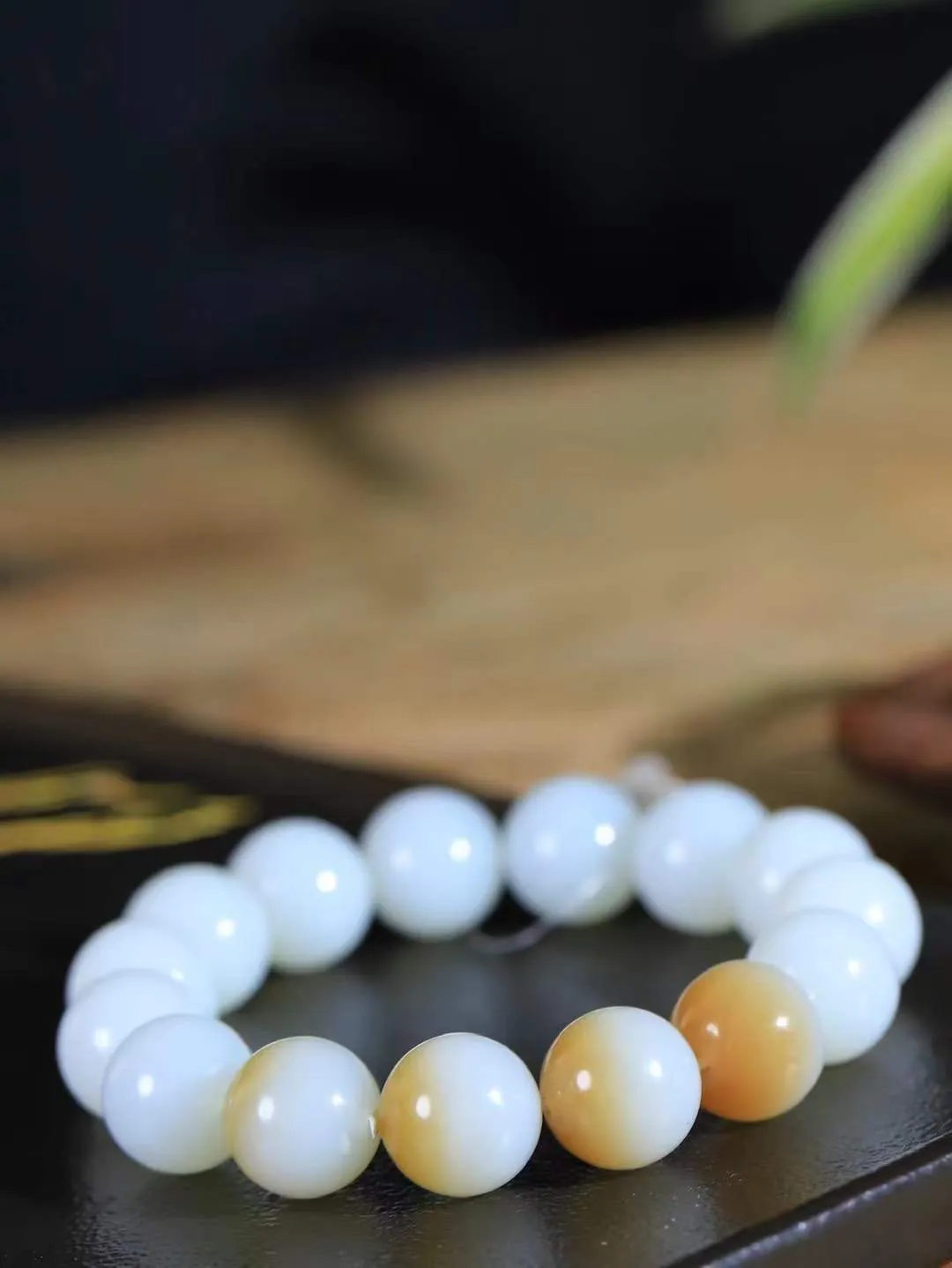 【珠圆玉润.手串】

精品和田玉糖白玉珠圆玉润手串 玉质温润细腻  整串打磨圆润，佩戴舒适。珠珠落玉盘，间关莺语花底滑，一生美好时光，无论身在何处，都有它相伴相守。事事顺遂，幸福美满，吉祥如意。重70.62克 尺寸取一14.5mm FDT-161201413