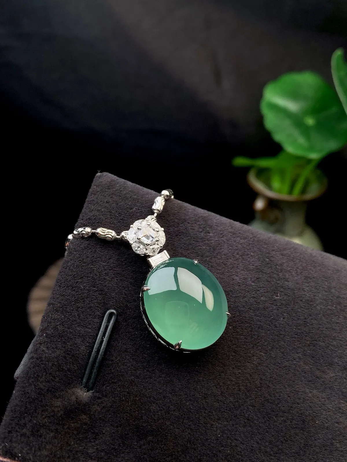 【冰种湖水绿蛋面吊坠】迷人湖水绿，形状非常饱满，冰润通透，种老起光，胶感强烈。质地细腻度均匀度很高，