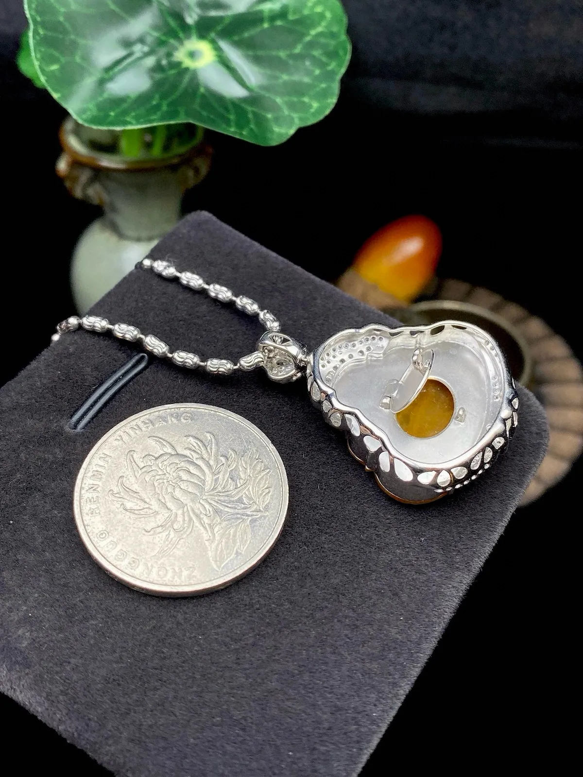 【冰种黄翡佛公】质地细腻，工艺很好，饱满圆润，笑口常开，18k金钻镶嵌，裸石尺寸20.2*25.8*2.6毫米