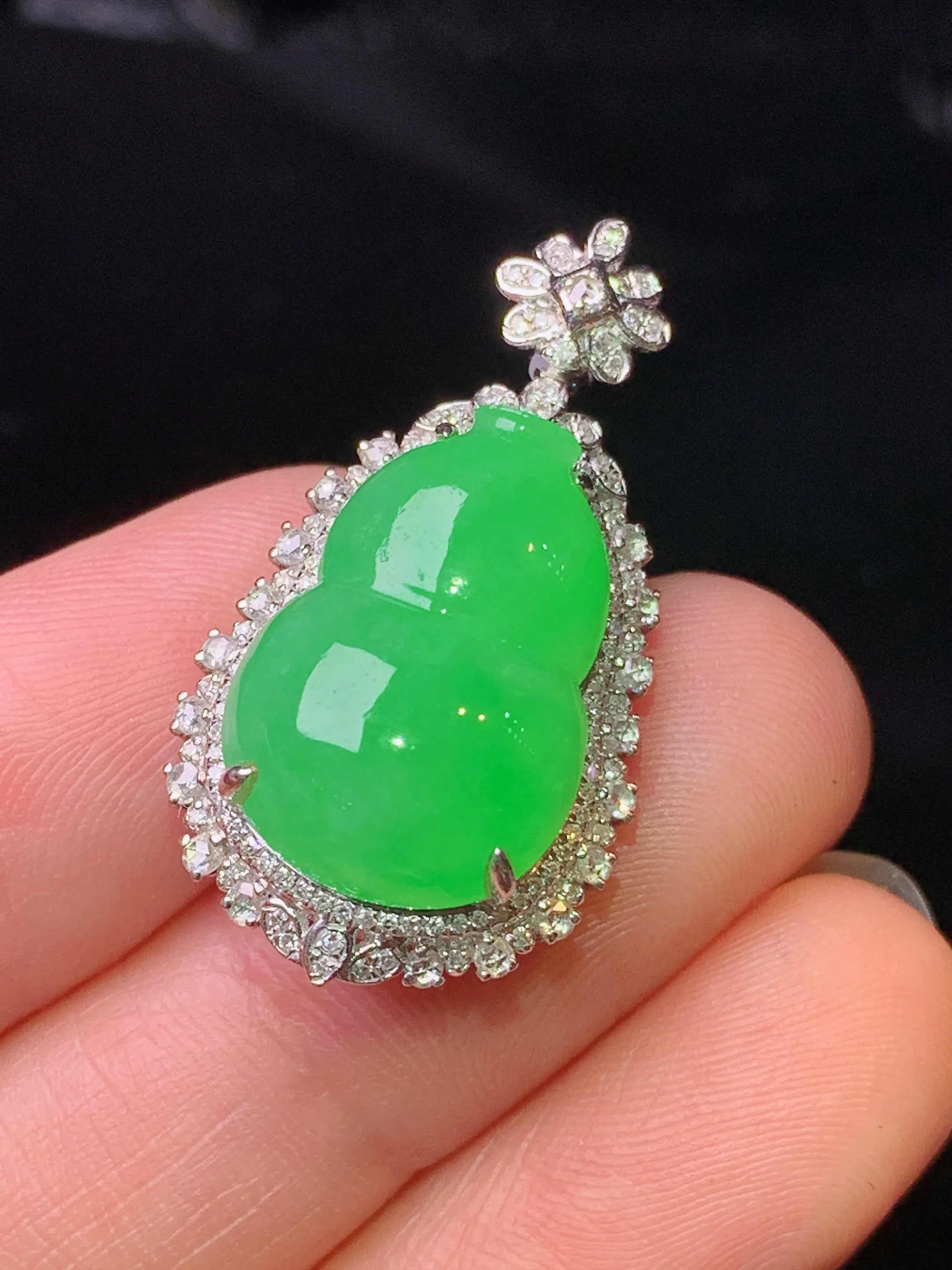 18k金钻镶嵌满绿葫芦吊坠 玉质细腻 水润亮眼 色泽艳丽 整体尺寸29.2*16*10.2