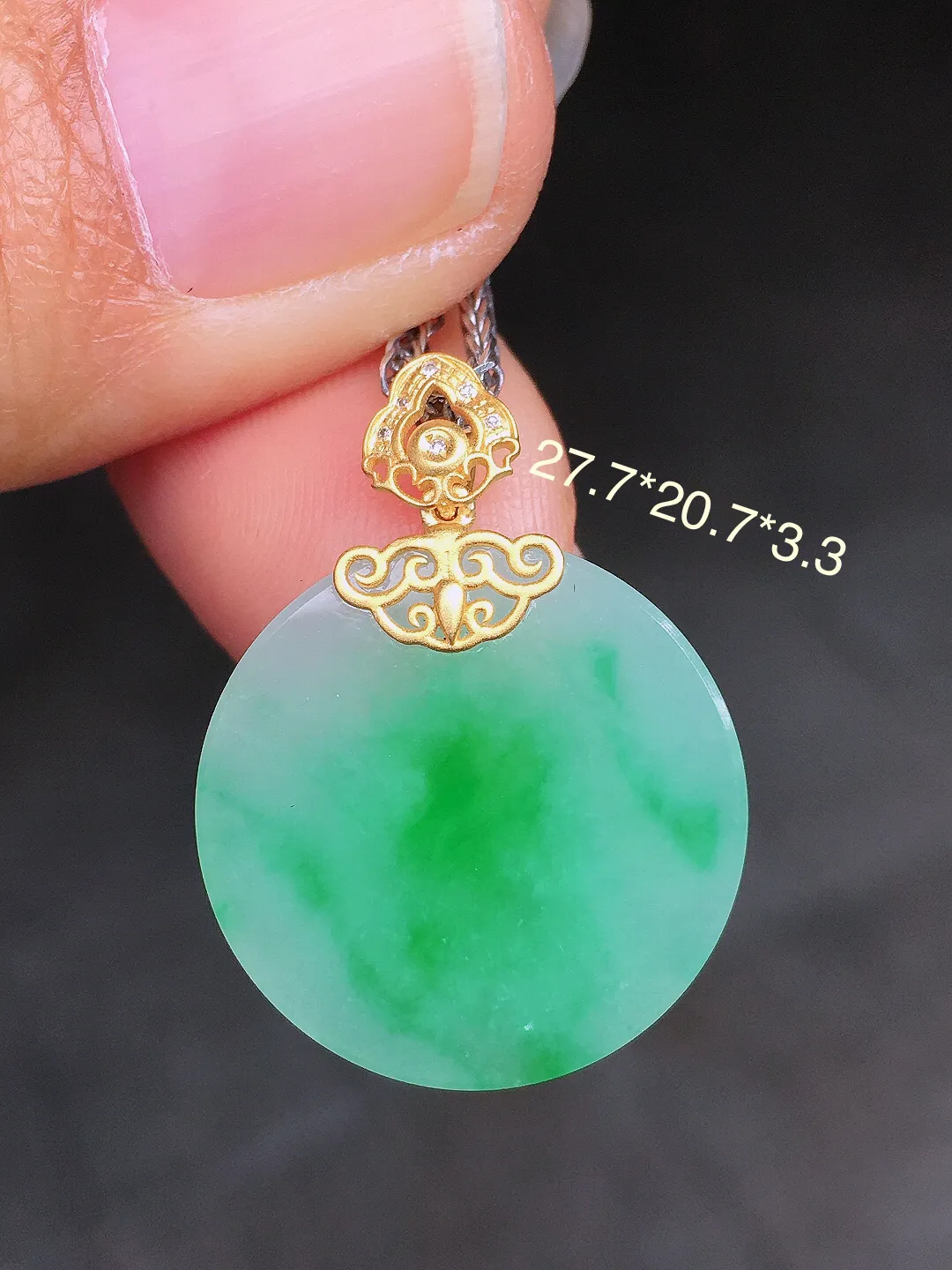 飘绿平安扣吊坠，色泽艳丽，玉质细腻，荧光感超
强，饱满圆润，尽显优雅气质，18k
金豪华镶嵌