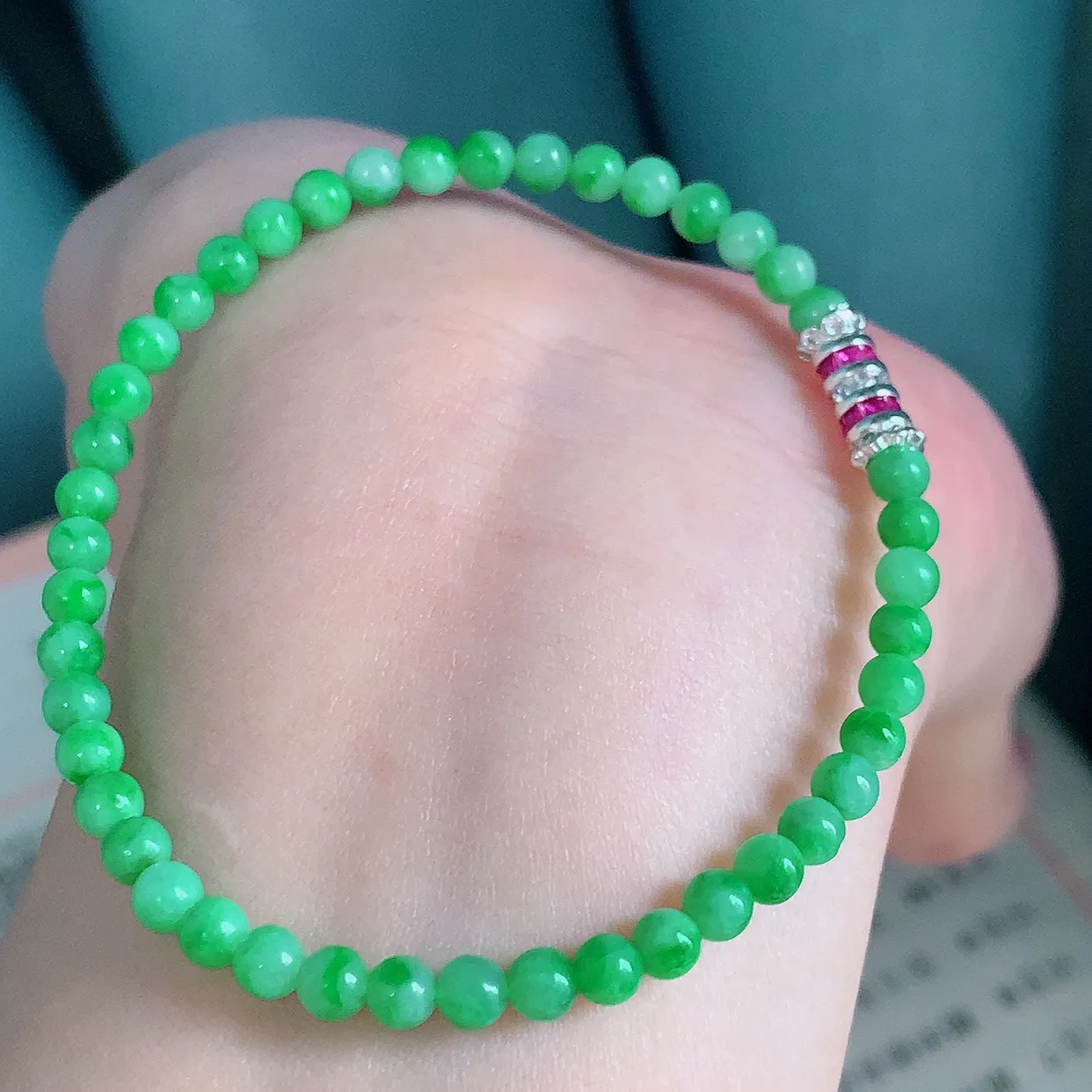 自然光实拍   冰润满绿翡翠手串手链，款式新颖，佩戴效果时尚出众 尽显气质，玉质细腻，美感十足 #004.1取一尺寸4mm