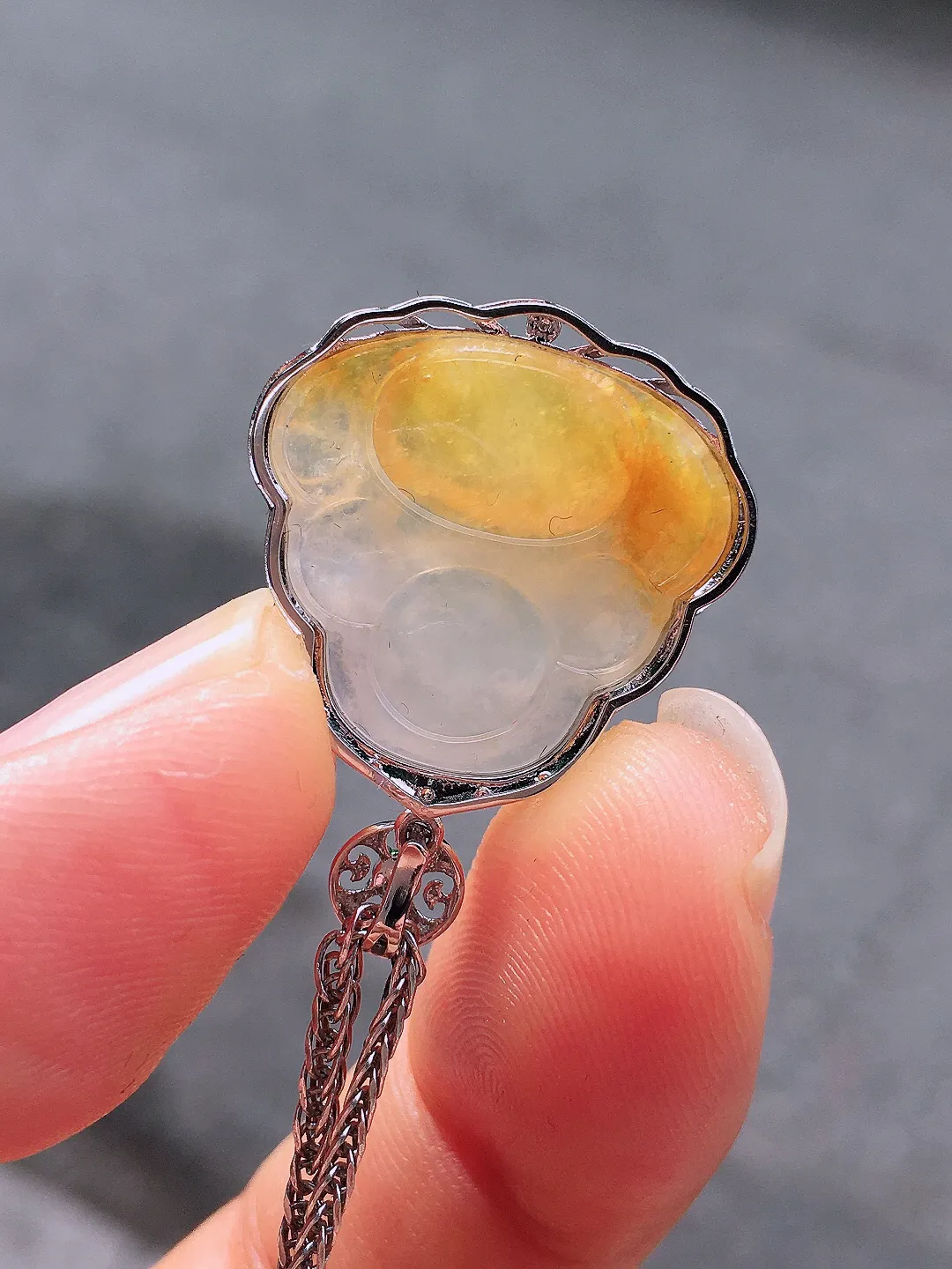 飘黄翡佛公吊坠，色泽艳丽，玉质细腻，荧光感超
强，饱满圆润，尽显优雅气质，18k
金豪华镶嵌