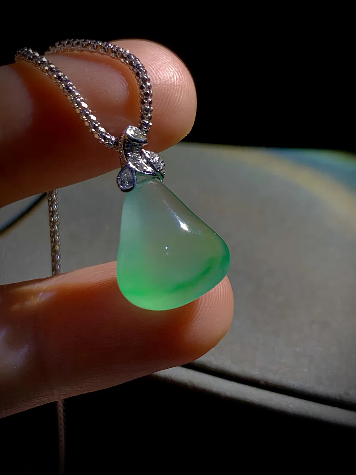 绿花福瓜，21.5-裸石16-13.5-8mm，
18K金，南非钻，2.62g，图示为银链