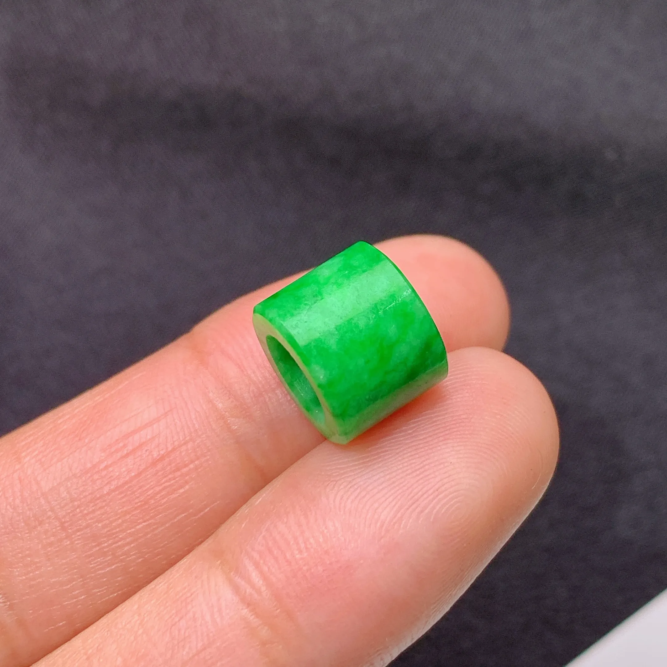 冰阳绿路路通，镶嵌佳品，冰润色阳，种水足，Xyg整体尺寸8.4*10.2*2