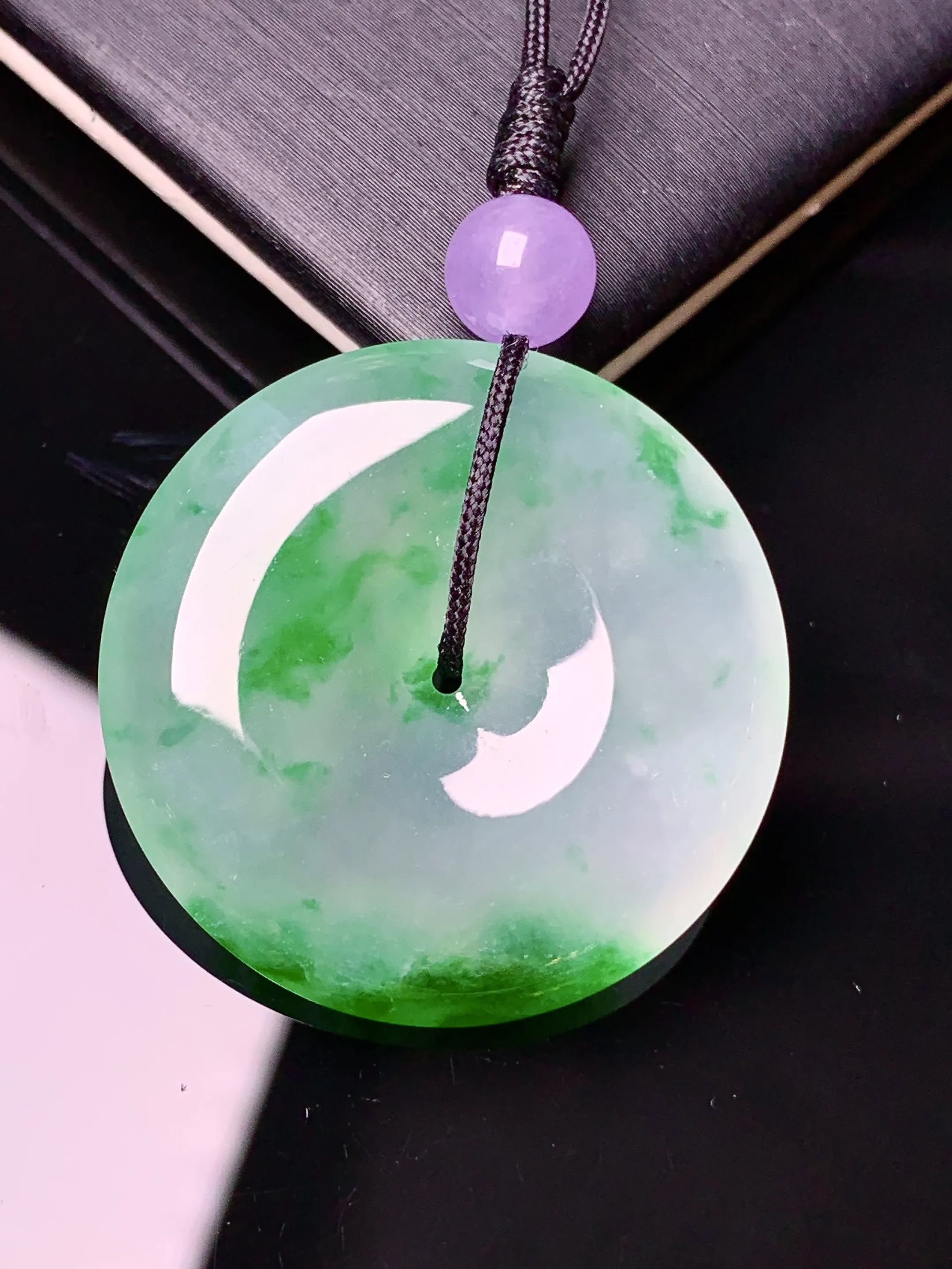 冰种飘绿平安扣吊坠 冰透水润 玉质细腻 色泽艳丽清新 整体尺寸20.5*5.5