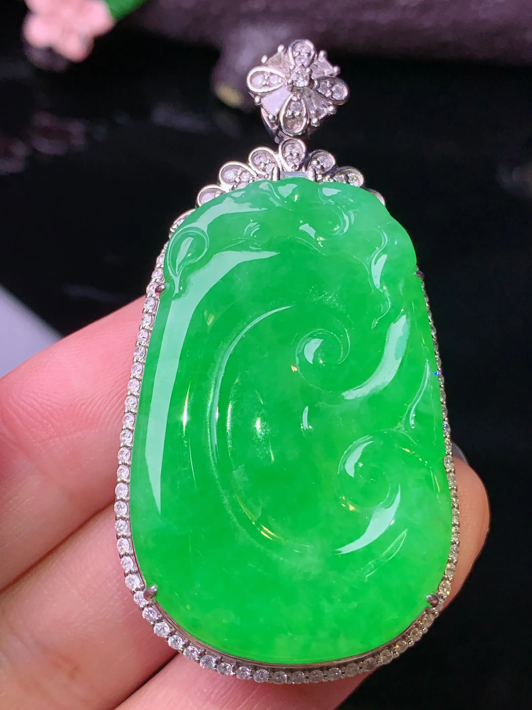 18k金钻镶嵌满绿如意吊坠 玉质细腻 水润亮眼 色泽艳丽 整体尺寸55.7*28.3*11.2