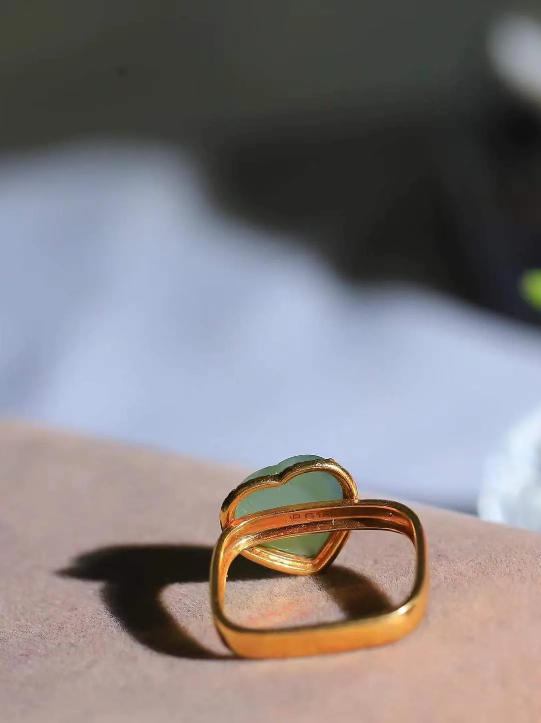 【金镶玉.心心相印.戒指】

精品️和田玉碧玉猫眼金镶玉爱心戒指 玉质细腻温润 油性十足 此件寓意获得希望与爱情，心心相印，幸福美满。 18K金镶嵌，精致时尚 （保真金 可检测贵金属18K金）重2.67克  尺寸16.8-10-10.3mm 791201276A