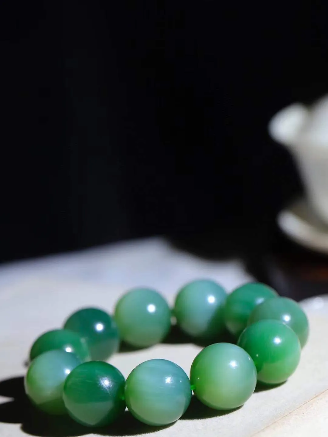 【珠圆玉润.手串】

精品️和田玉碧玉猫眼珠圆玉润手串 玉质温润细腻  整串打磨圆润，佩戴舒适。珠