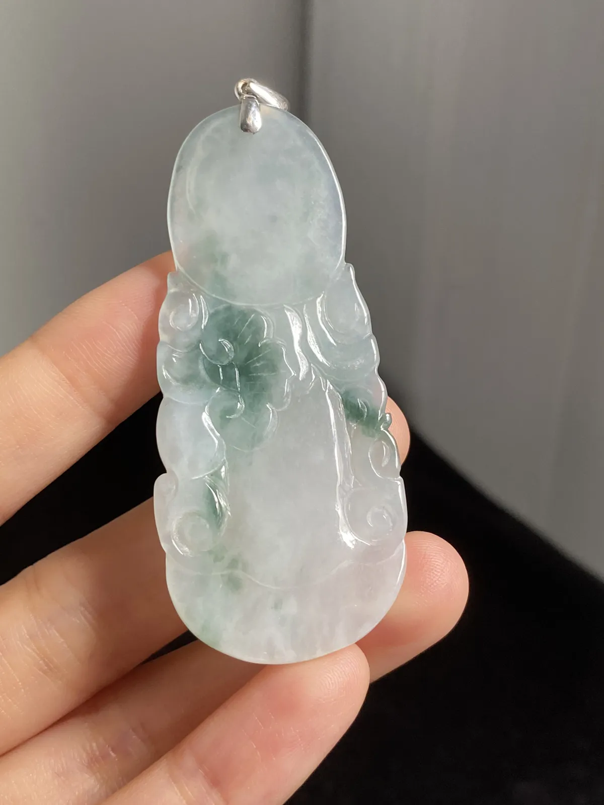 翡翠冰糯种淡绿色吊坠，印记：Au750