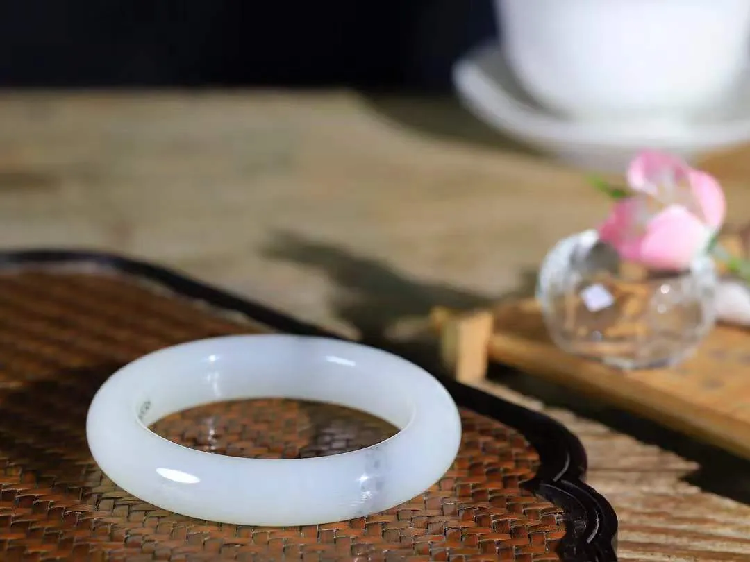 【情有独钟.手镯】

精品和田玉双色手镯 玉质温润细腻 油性十足 手感舒适，高华雅逸，线条流畅，简