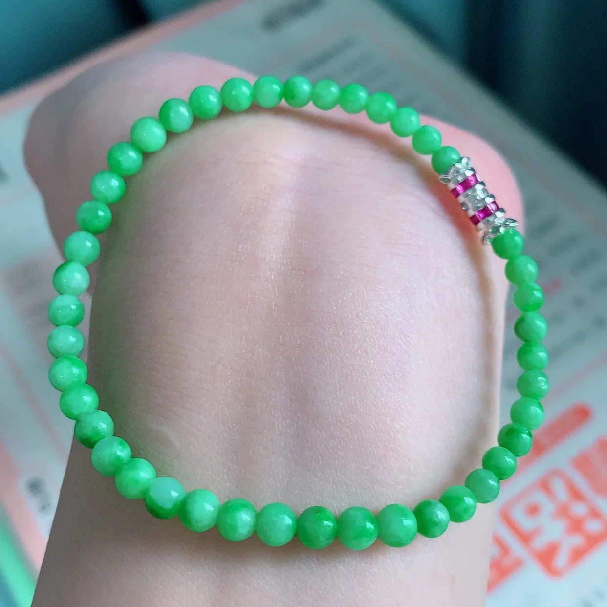 自然光实拍   冰润满绿翡翠手串手链，款式新颖，佩戴效果时尚出众 尽显气质，玉质细腻，美感十足 #0