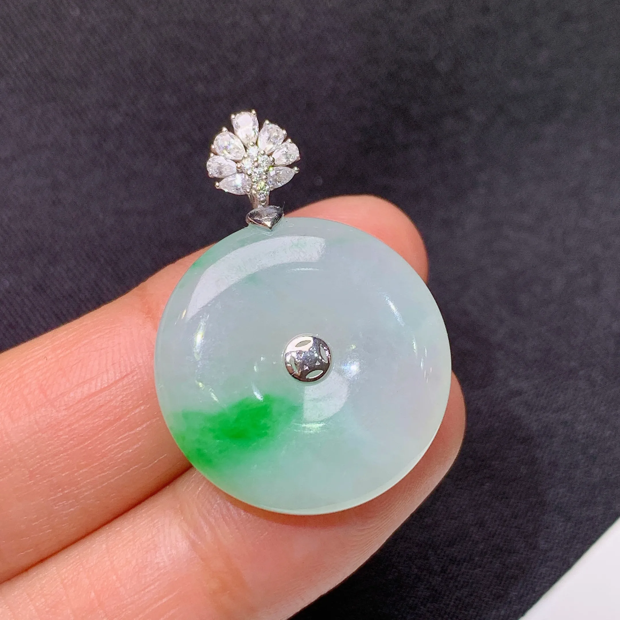 冰飘绿平安扣吊坠，18k金镶嵌，冰润色阳，玉质细腻，种水足，Lu整体尺寸30.2*21.9*5.2