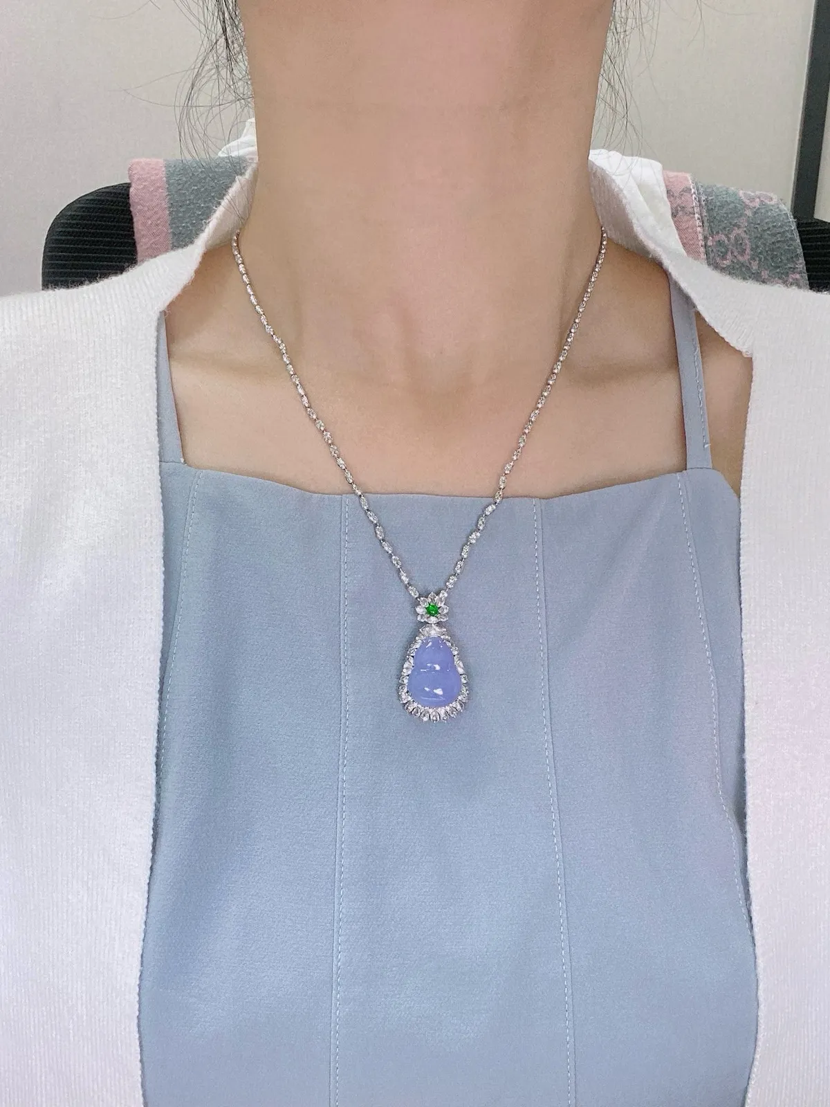 【冰种紫葫芦吊坠】质地细腻，冰透纯净，唯美漂亮，珍藏品质，18K金钻镶嵌，裸石尺寸18.2*13.8*5.5毫米，佩戴很漂亮。