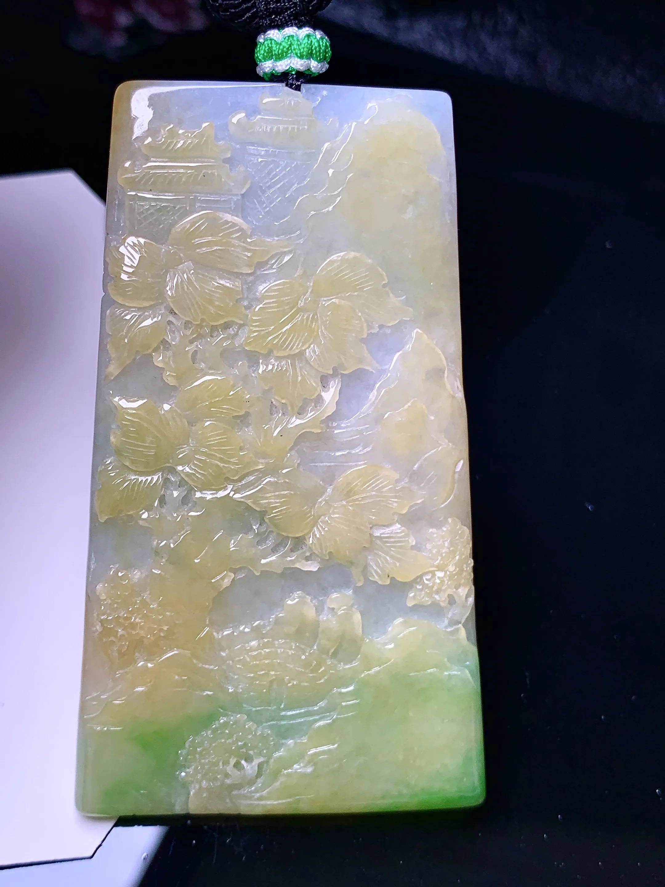 飘黄绿山水牌子吊坠 玉质细腻 水润亮眼 色泽艳丽 整体尺寸58.8*33.5*5.8