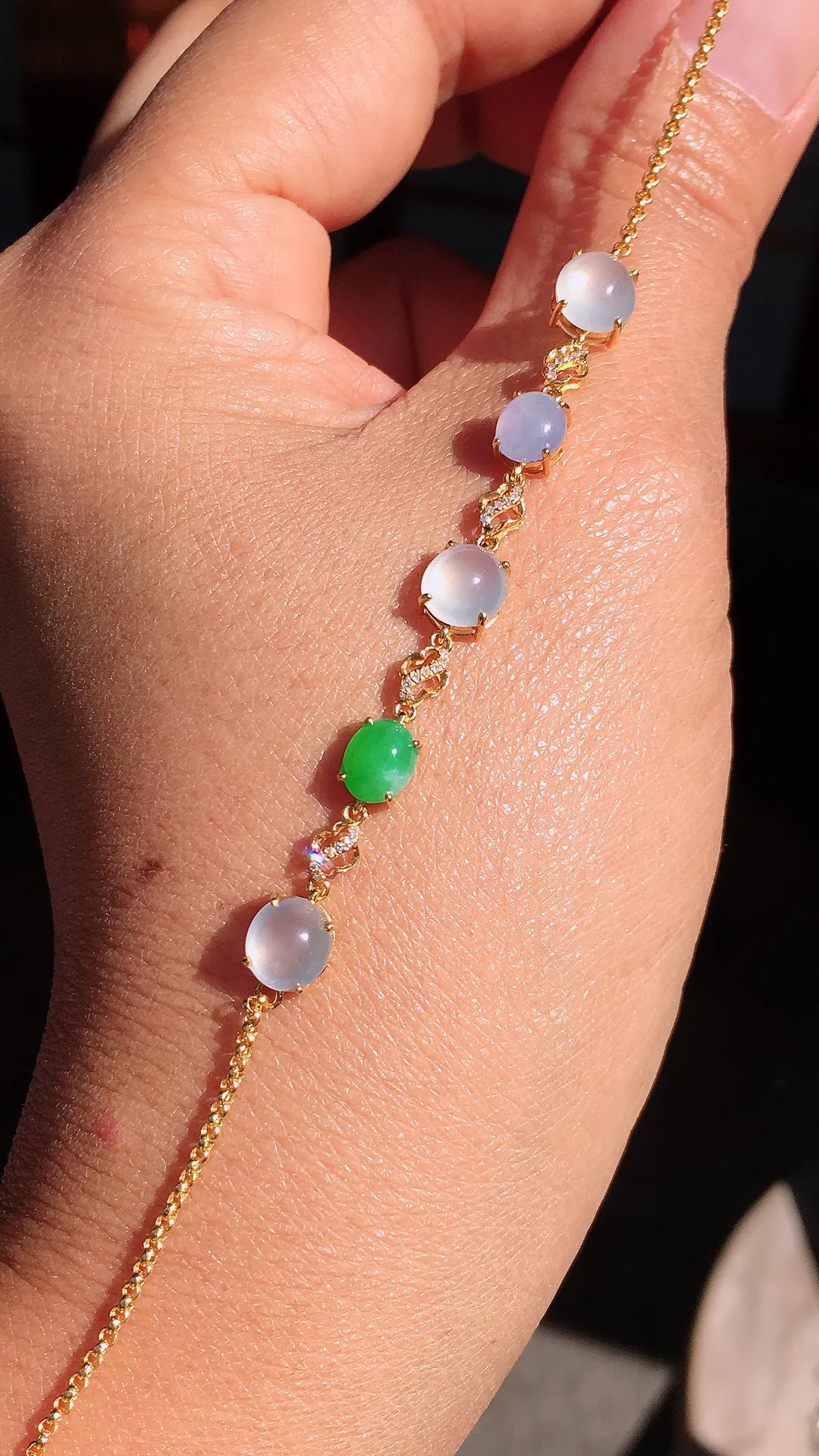 三彩蛋面手链，色泽均匀艳丽，玉质细腻，荧光感超
强，饱满圆润，尽显优雅气质，18k
金豪华镶嵌