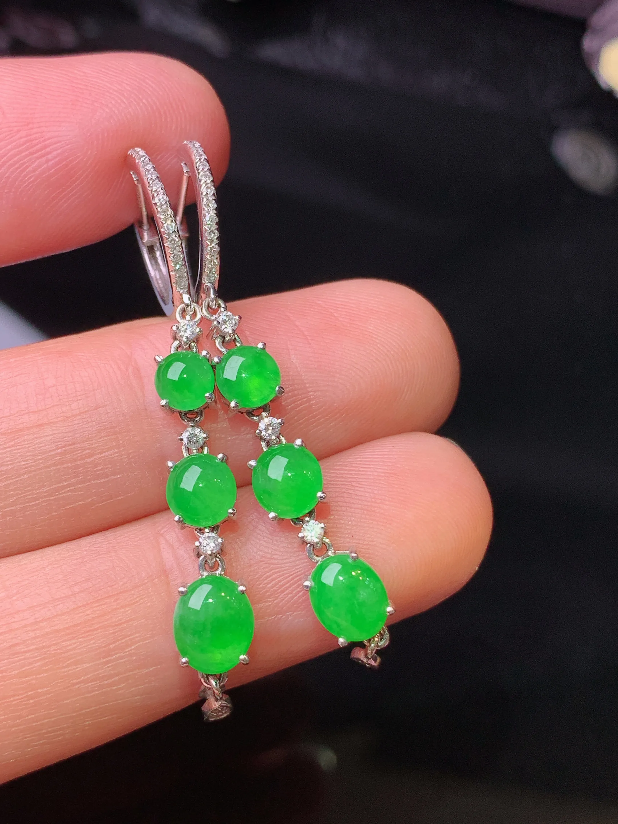 18k金钻镶嵌满绿蛋面耳坠 玉质细腻 水润亮眼 色泽艳丽 整体尺寸43.2*5.3*4