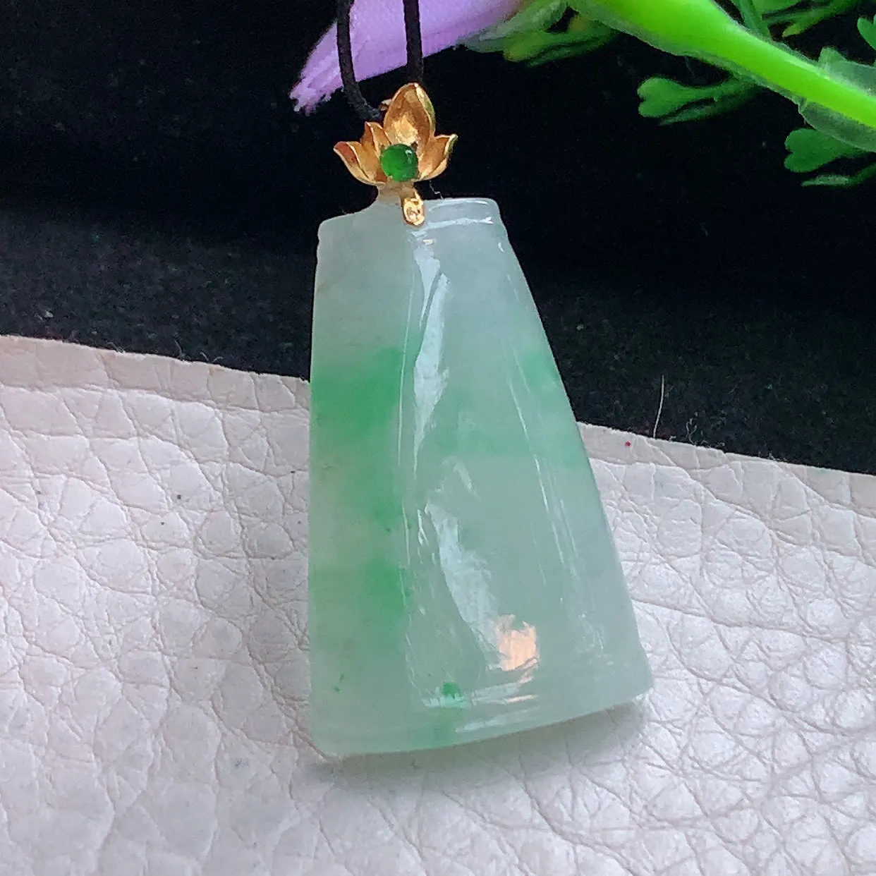 x54自然光35.6*19.2*3.6精美翡翠a货飘绿平安无事牌 素面牌玉吊坠 玉挂件