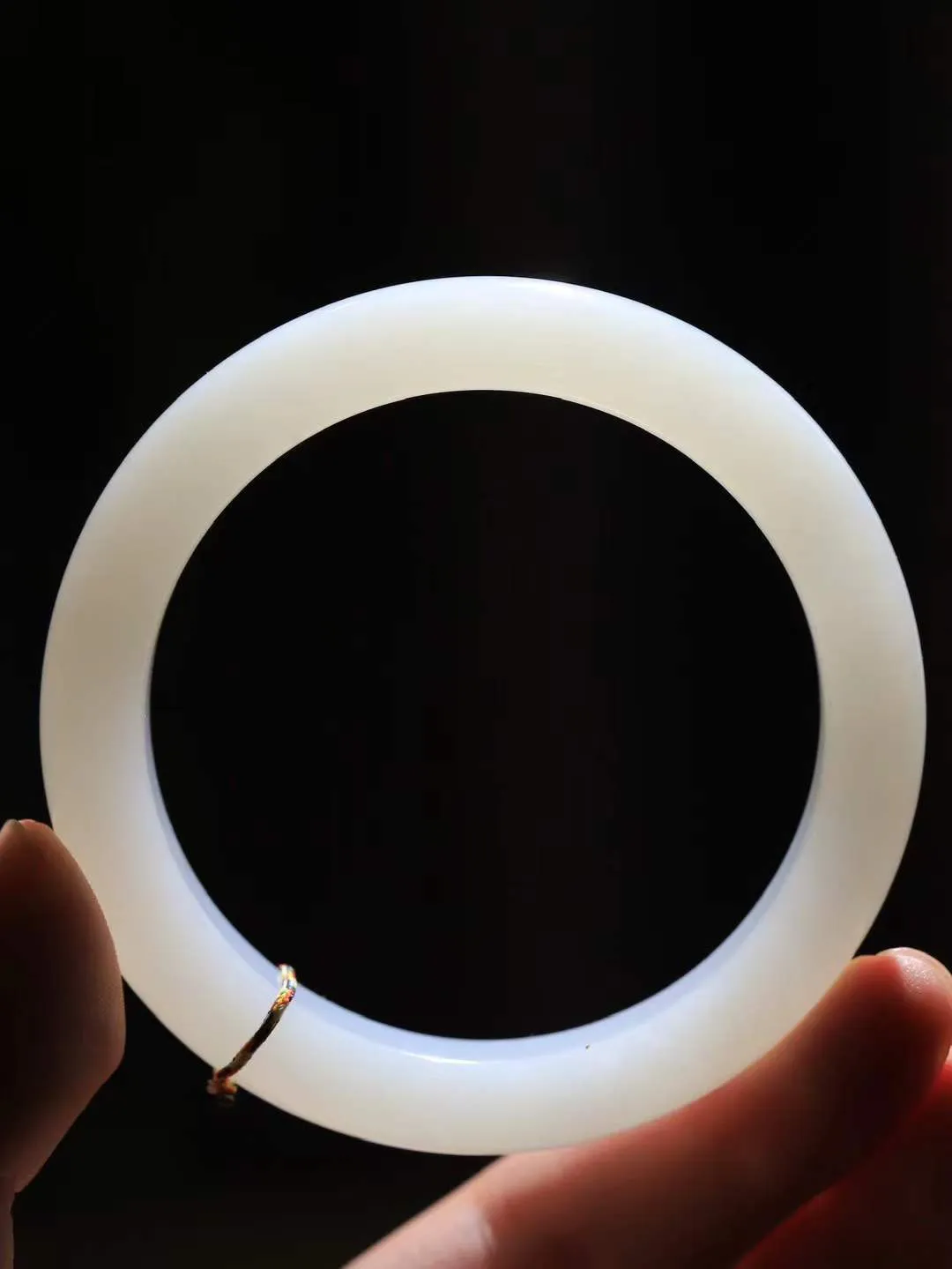 （柔情似水.手镯）

精品和田玉白玉手镯，玉质温润细腻，镯型饱满圆润，优雅知性，姽婳于幽静兮，又婆娑乎人间，经典款型，古朴典雅。极具灵性，腕间风情，风姿卓越。 重56.4克   尺寸56.5-12-9.4mm    FDL-36128726