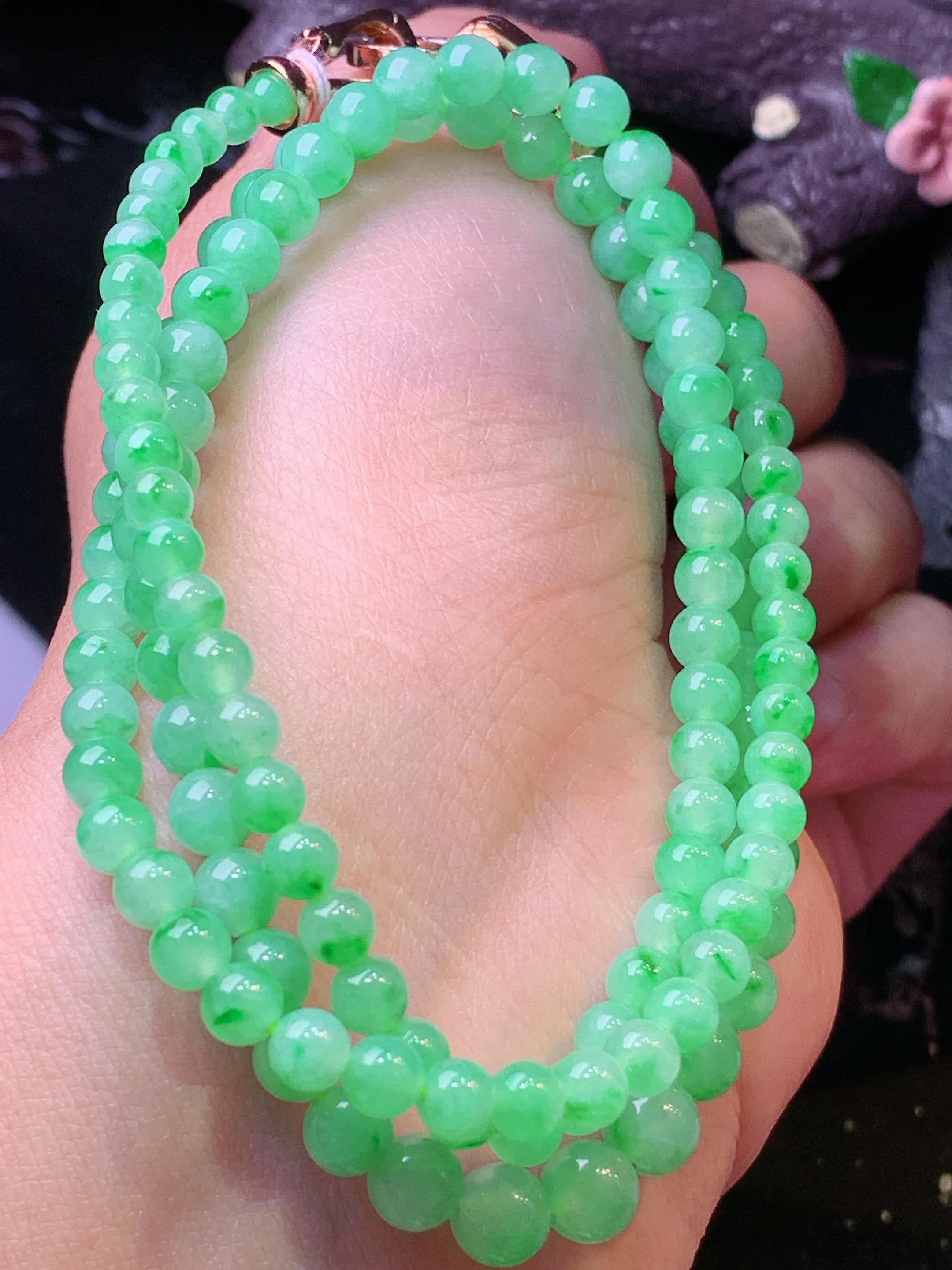 果绿圆珠项链 玉质细腻 水润亮眼 色泽艳丽 整体尺寸5.8